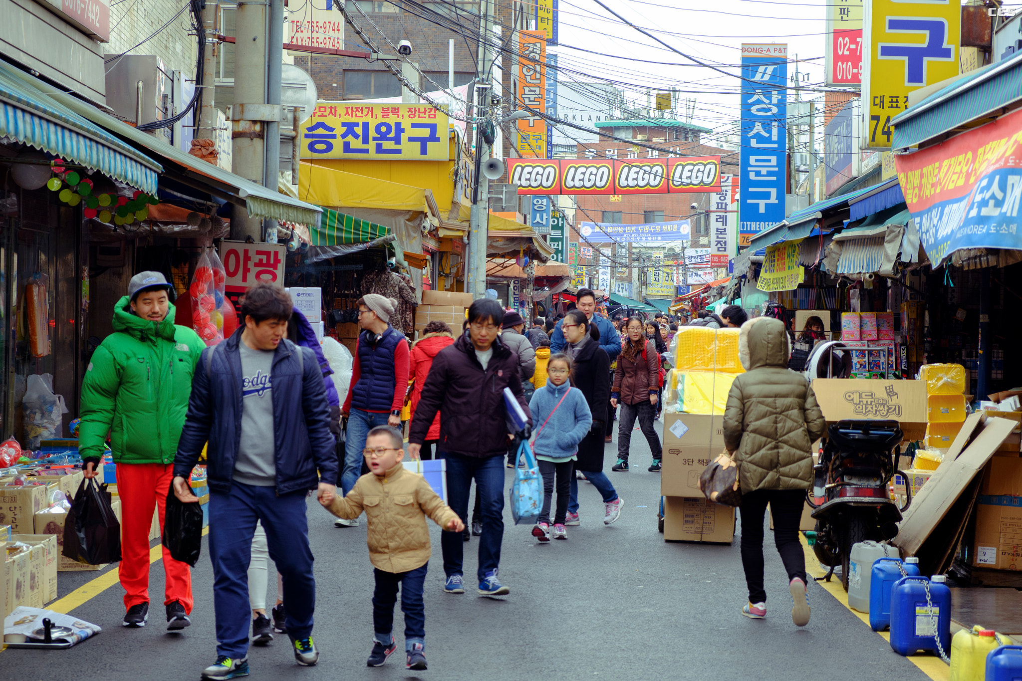 Fujifilm X-A2 + Fujifilm XF 18-55mm F2.8-4 R LM OIS sample photo. Toy market photography