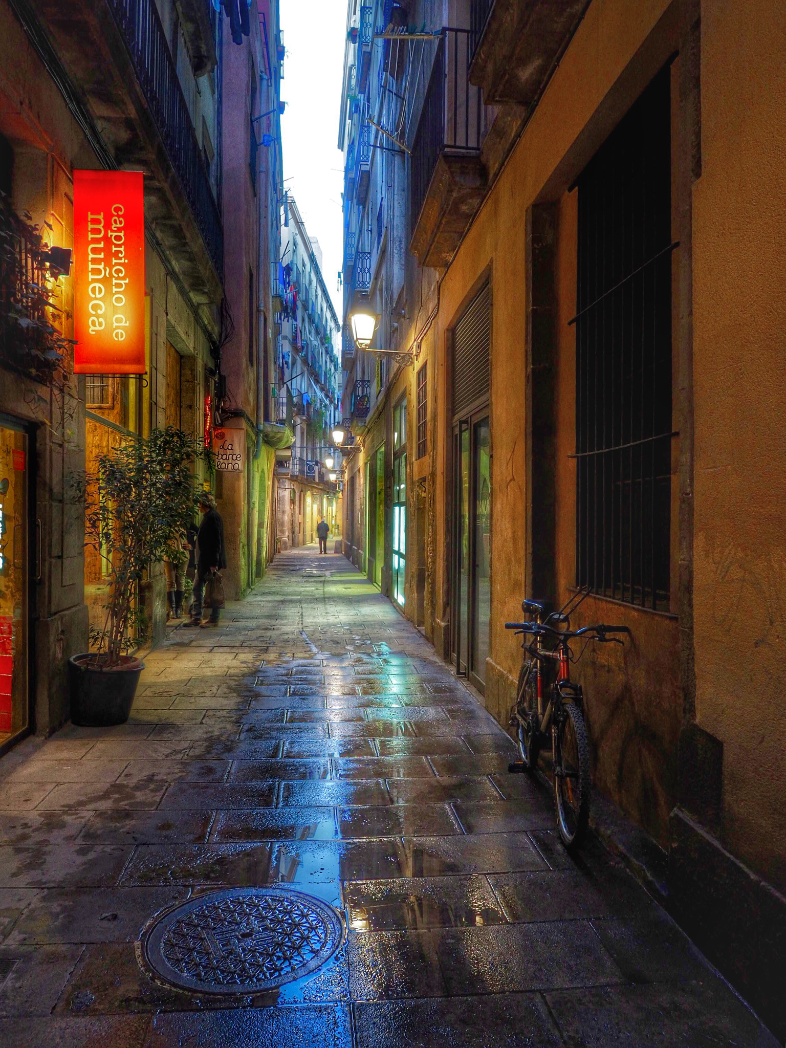 Olympus OM-D E-M5 II + OLYMPUS M.12mm F2.0 sample photo. Barcelona at night... photography
