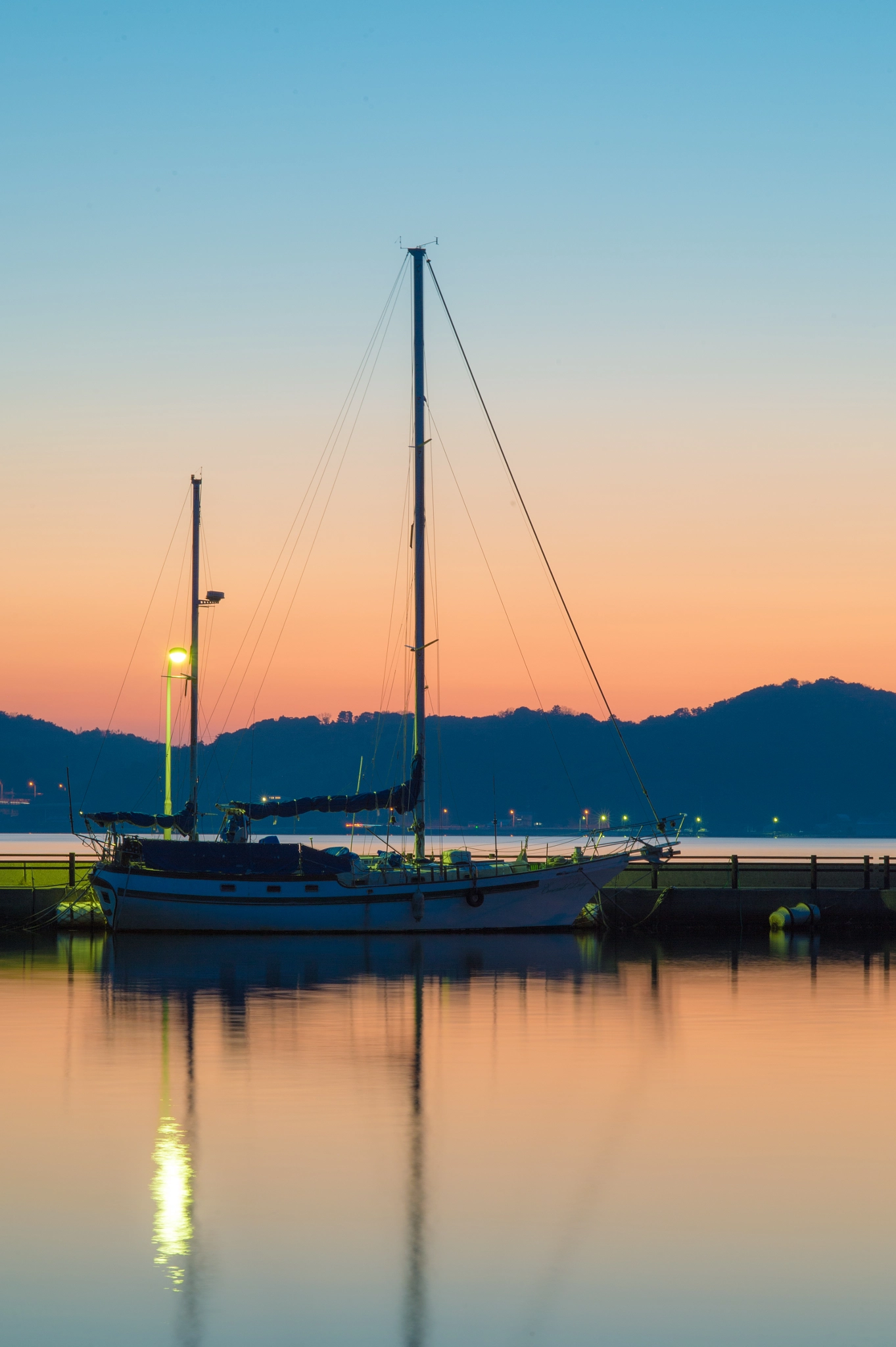 Nikon Df + ZEISS Makro-Planar T* 100mm F2 sample photo. Evening of the yacht harbor photography