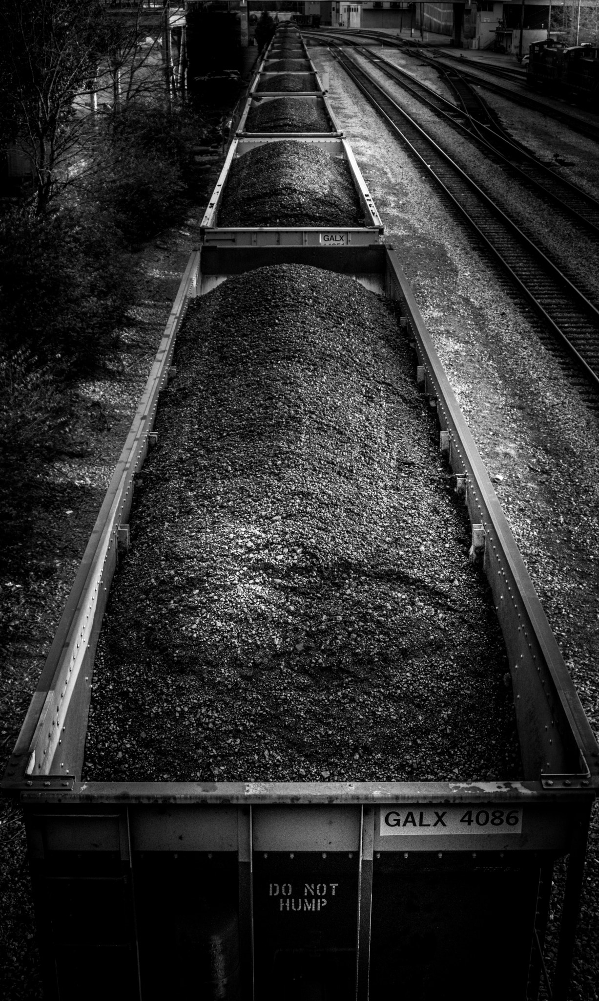 AF Zoom-Nikkor 28-80mm f/3.3-5.6G sample photo. Coal cars photography