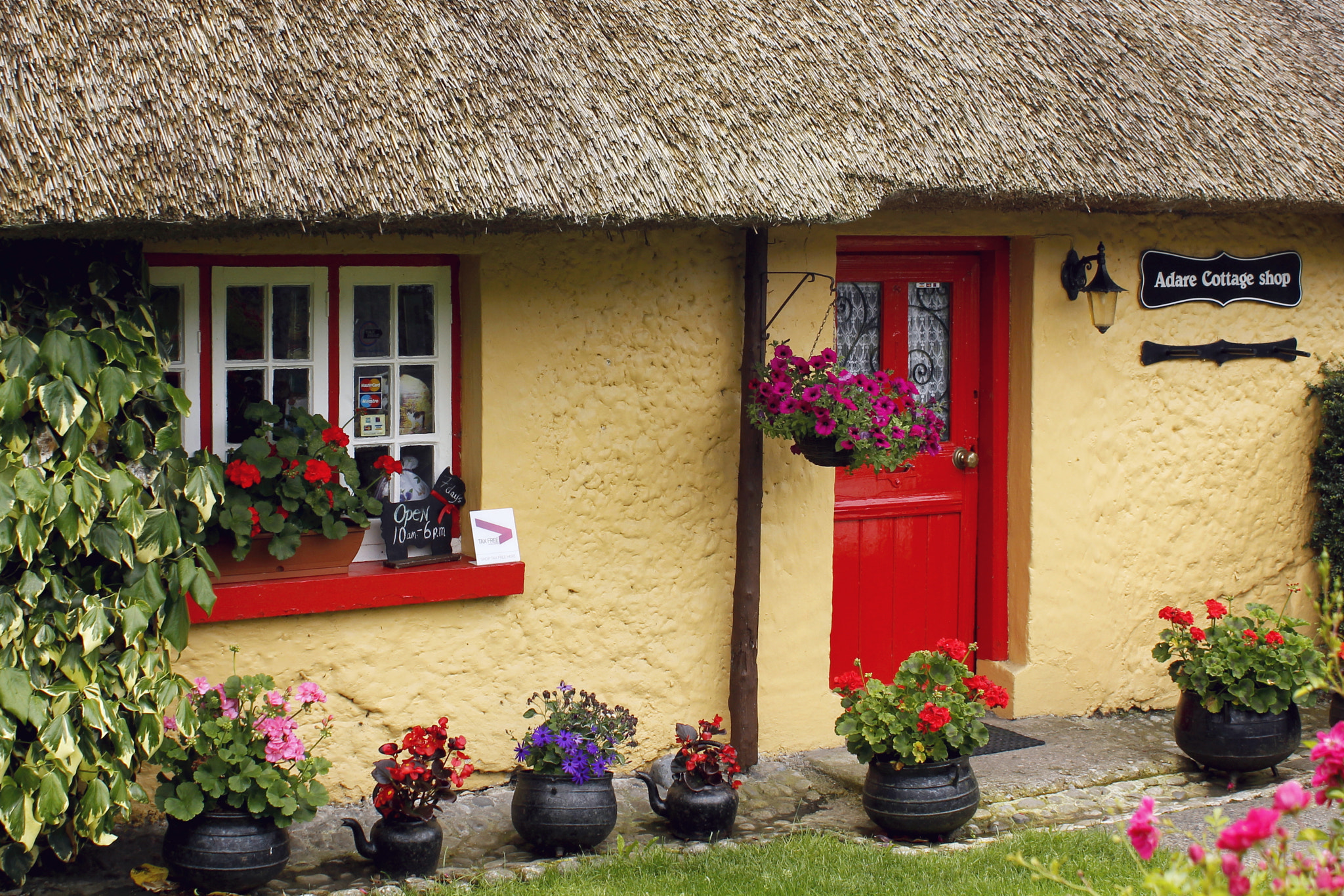 Canon EOS 550D (EOS Rebel T2i / EOS Kiss X4) + Canon EF-S 18-55mm F3.5-5.6 IS sample photo. Adare cottage shop photography