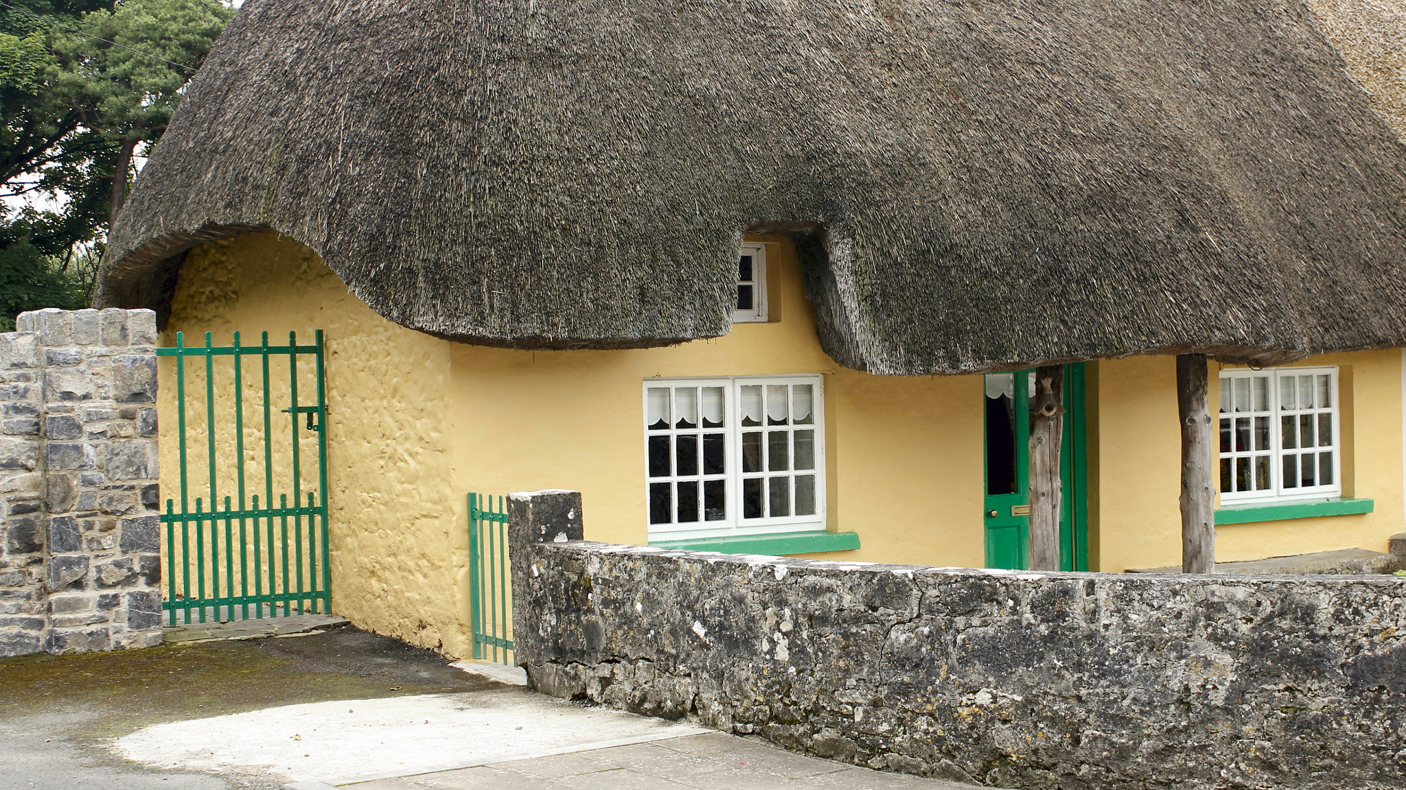 Canon EOS 550D (EOS Rebel T2i / EOS Kiss X4) + Canon EF-S 18-55mm F3.5-5.6 IS sample photo. The green gate cottage adare photography