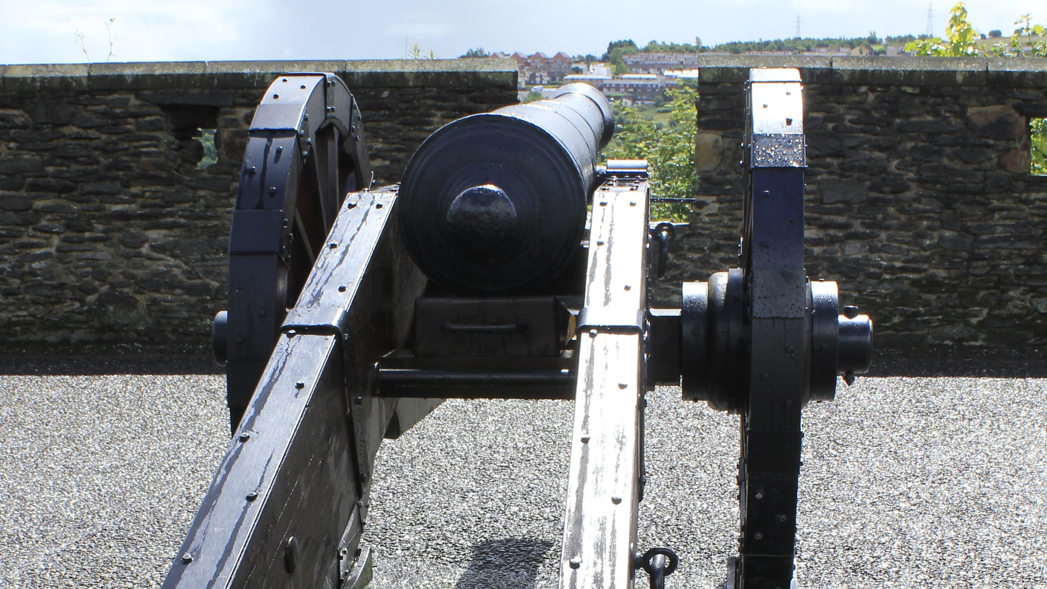 Canon EF-S 18-55mm F3.5-5.6 IS sample photo. Man the cannon derry northern ireland photography