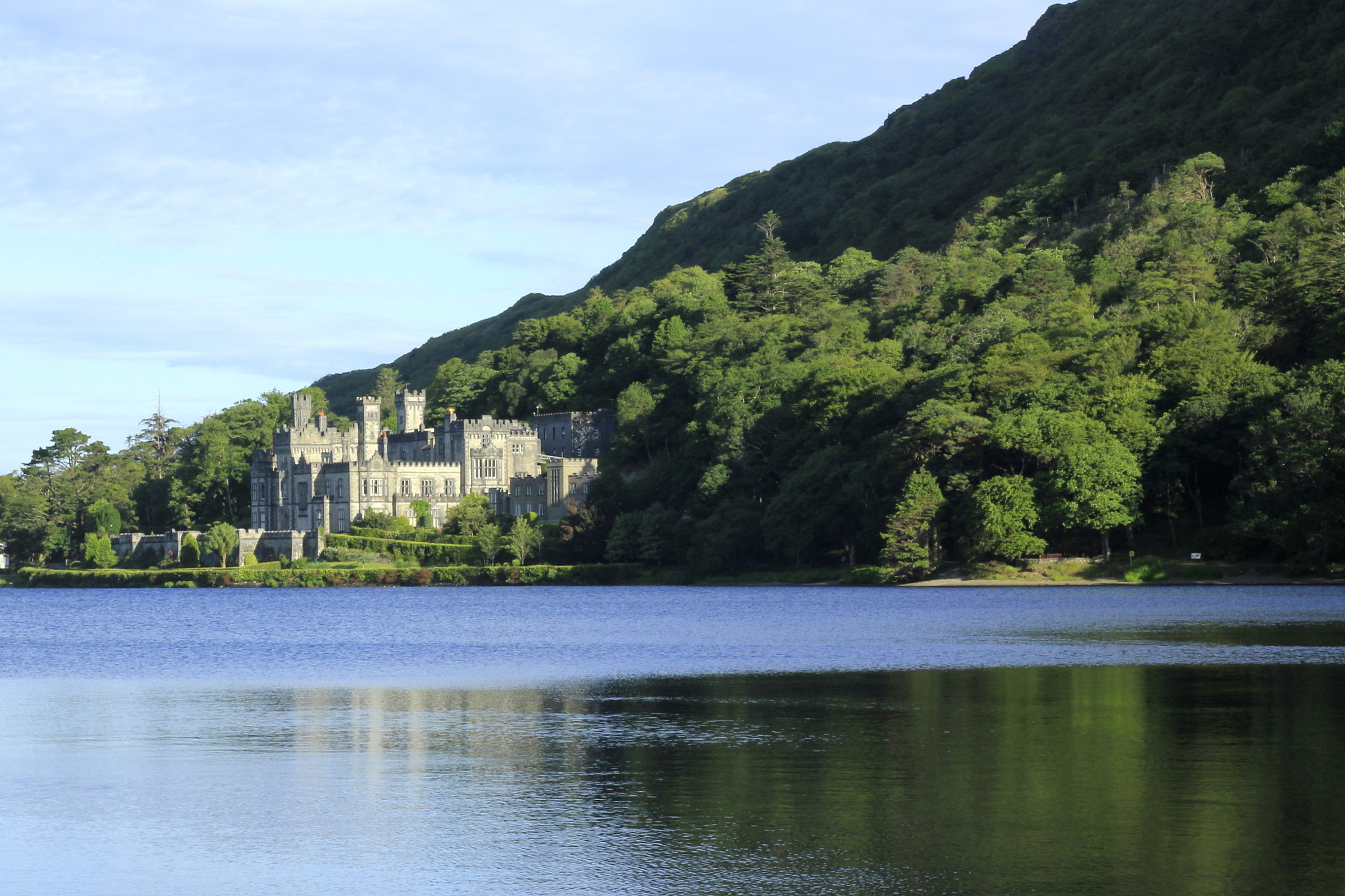 Canon EOS 550D (EOS Rebel T2i / EOS Kiss X4) + Canon EF 50mm F1.8 II sample photo. Kylemore abbey morning photography