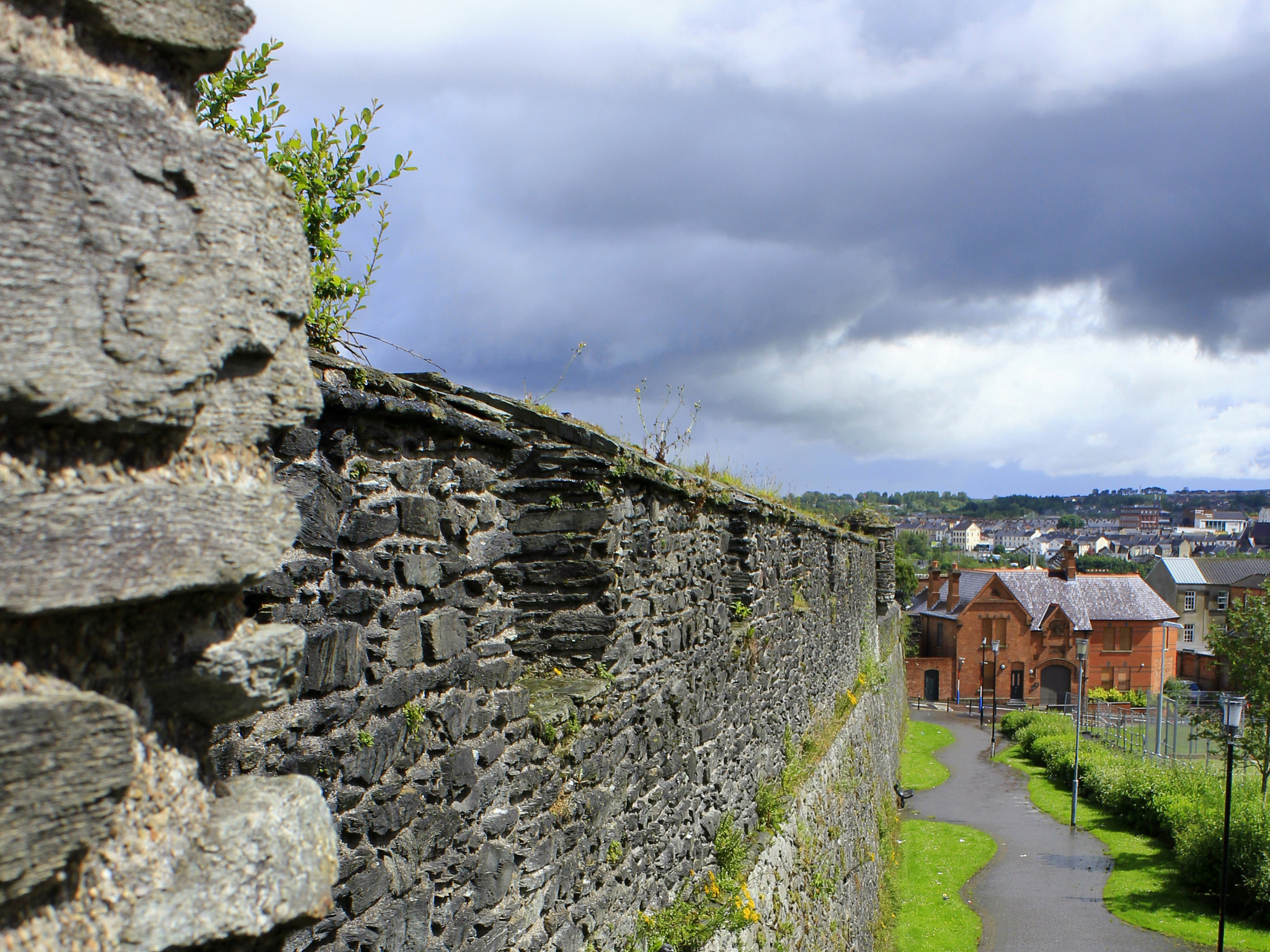 Canon EOS 550D (EOS Rebel T2i / EOS Kiss X4) + Canon EF-S 18-55mm F3.5-5.6 IS sample photo. Red brick house outside the wall derry northern ireland photography