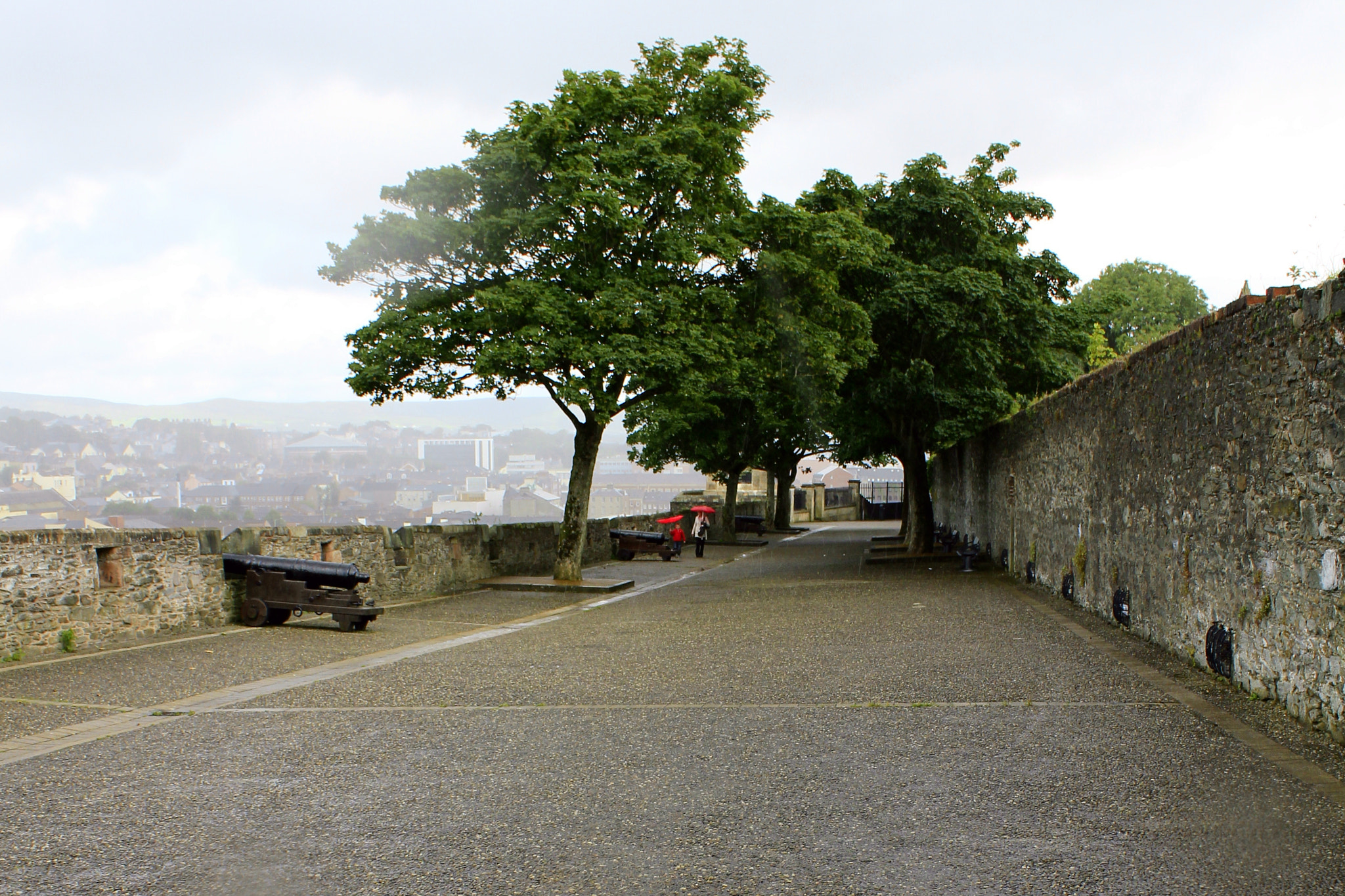 Canon EOS 550D (EOS Rebel T2i / EOS Kiss X4) + Canon EF-S 18-55mm F3.5-5.6 IS sample photo. Soft rain falls on derrys' walls photography