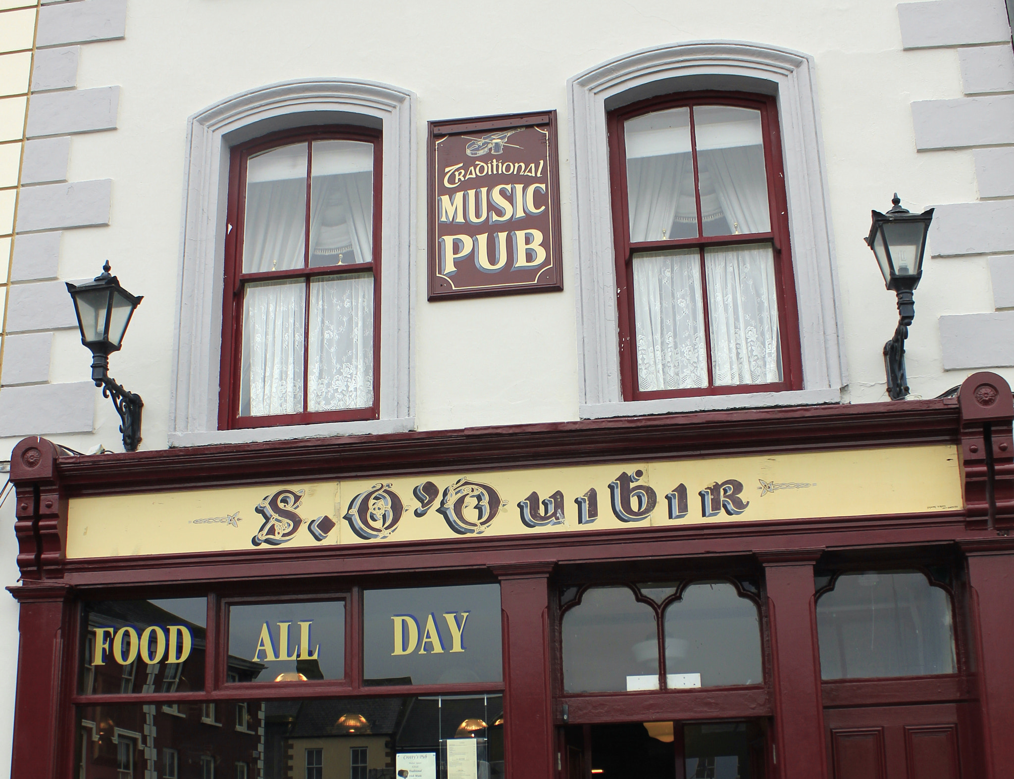 Canon EOS 550D (EOS Rebel T2i / EOS Kiss X4) + Canon EF-S 18-55mm F3.5-5.6 IS sample photo. Traditional music pub kilrush ireland photography