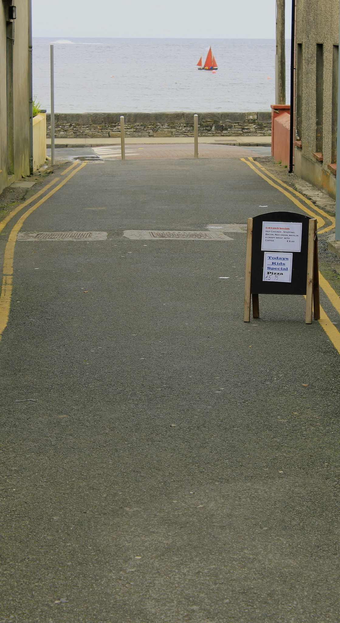 Canon EOS 550D (EOS Rebel T2i / EOS Kiss X4) + Canon EF-S 18-55mm F3.5-5.6 IS sample photo. Alleyway to the sea kilkee ireland photography