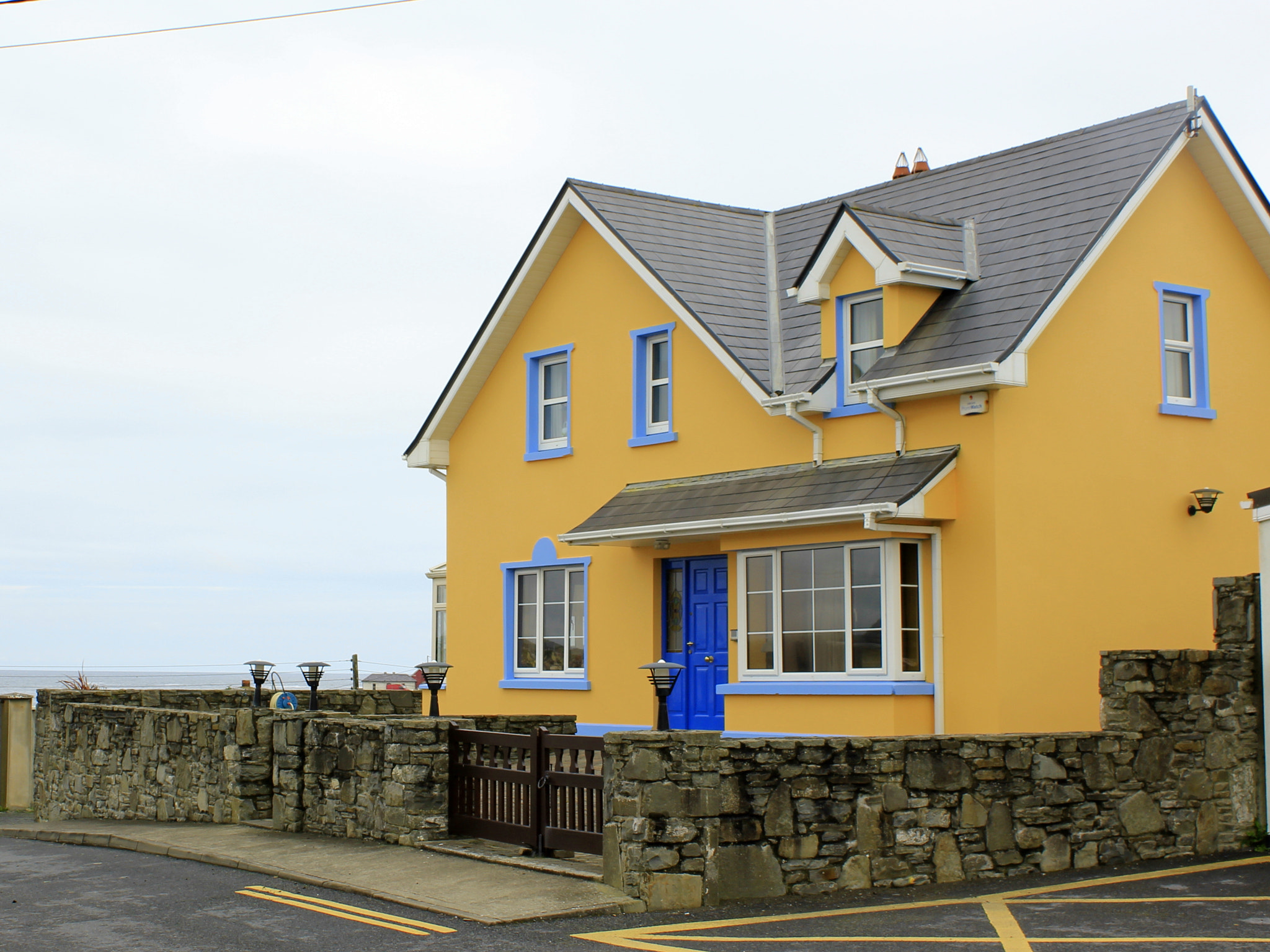 Canon EOS 550D (EOS Rebel T2i / EOS Kiss X4) + Canon EF-S 18-55mm F3.5-5.6 IS sample photo. Blue door by the sea kilkee ireland photography