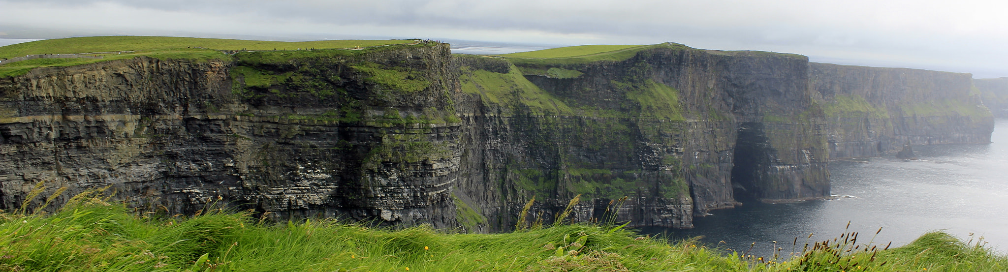 Canon EOS 550D (EOS Rebel T2i / EOS Kiss X4) + Canon EF-S 18-55mm F3.5-5.6 IS sample photo. Cliffs of moher panarama photography