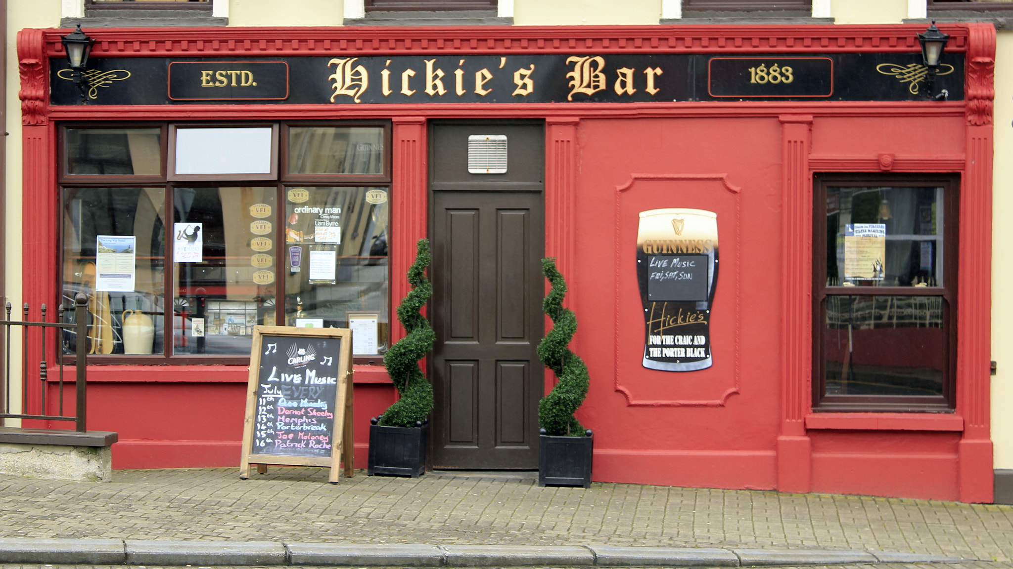 Canon EOS 550D (EOS Rebel T2i / EOS Kiss X4) + Canon EF-S 18-55mm F3.5-5.6 IS sample photo. Hickies bar kilkee co clare ireland photography