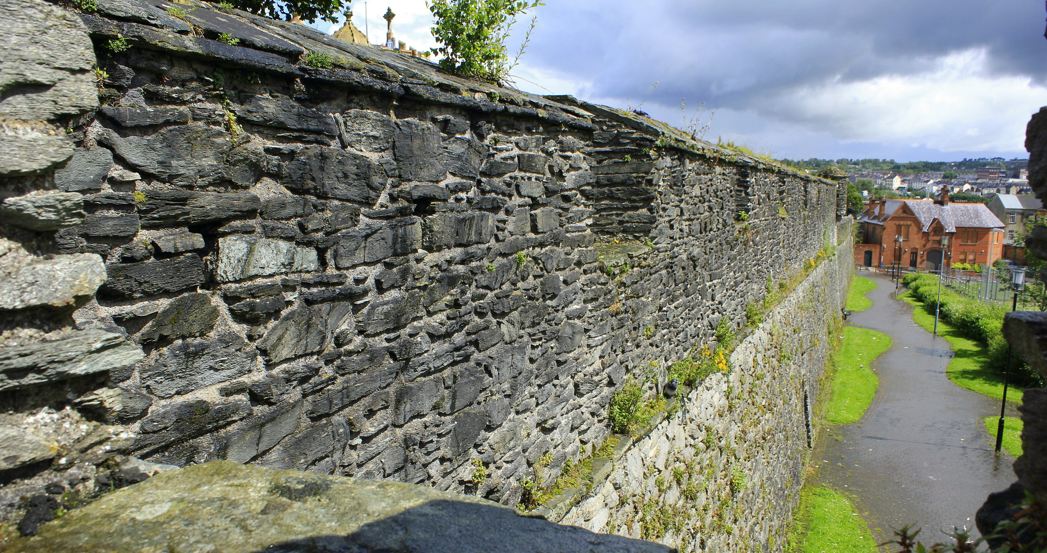 Canon EOS 550D (EOS Rebel T2i / EOS Kiss X4) + Canon EF-S 18-55mm F3.5-5.6 IS sample photo. House outside the wall derry northern ireland photography