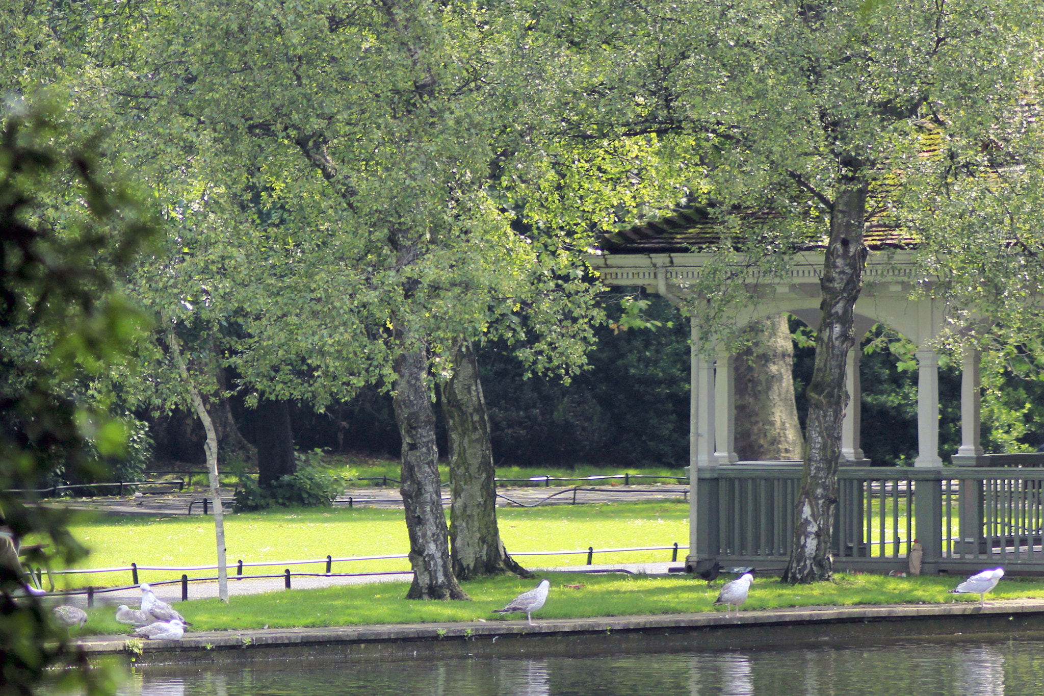 Canon EOS 550D (EOS Rebel T2i / EOS Kiss X4) sample photo. Lake side pavillion photography