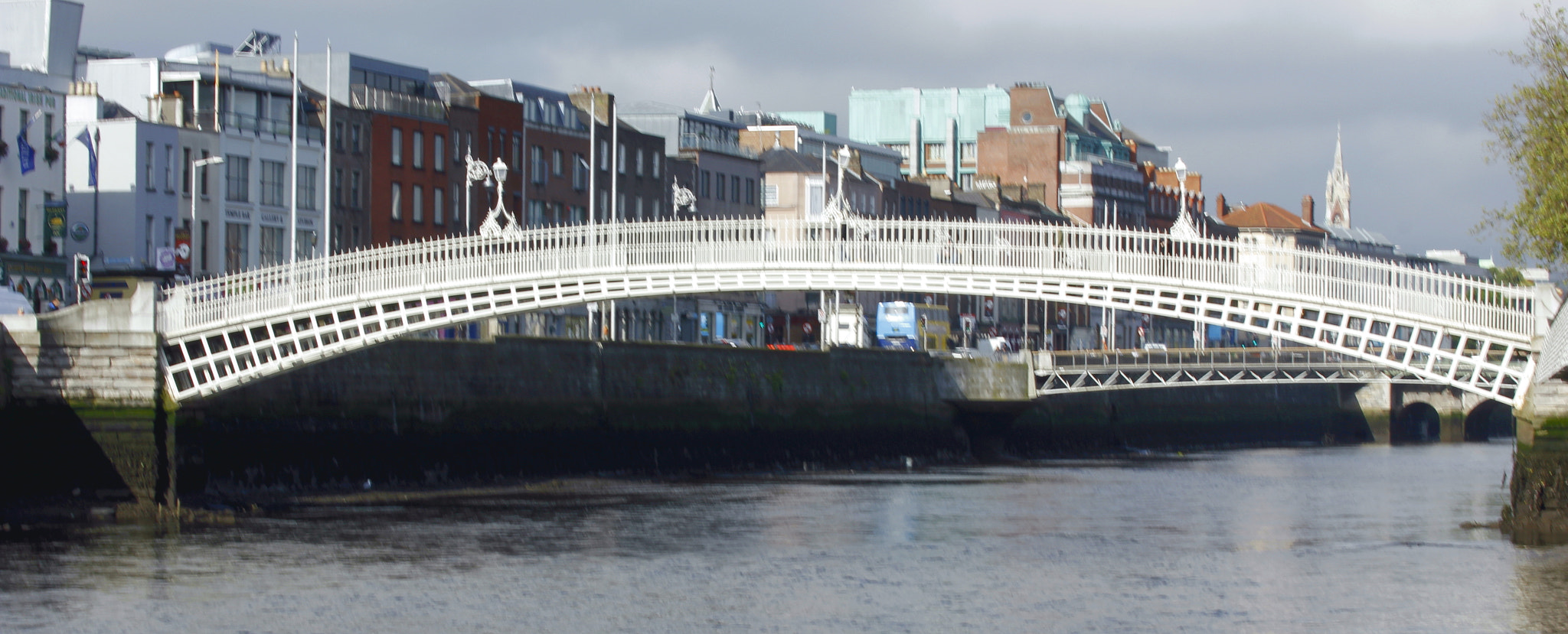 Canon EOS 550D (EOS Rebel T2i / EOS Kiss X4) sample photo. Spanning the liffey photography