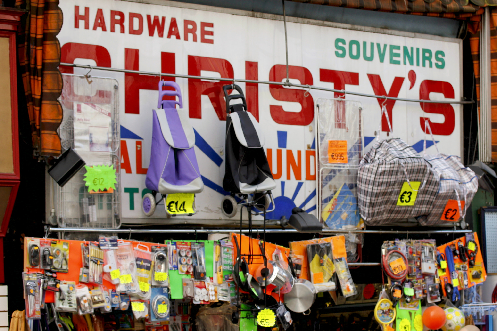 Canon EOS 550D (EOS Rebel T2i / EOS Kiss X4) sample photo. St marys street souvenir shoppe photography