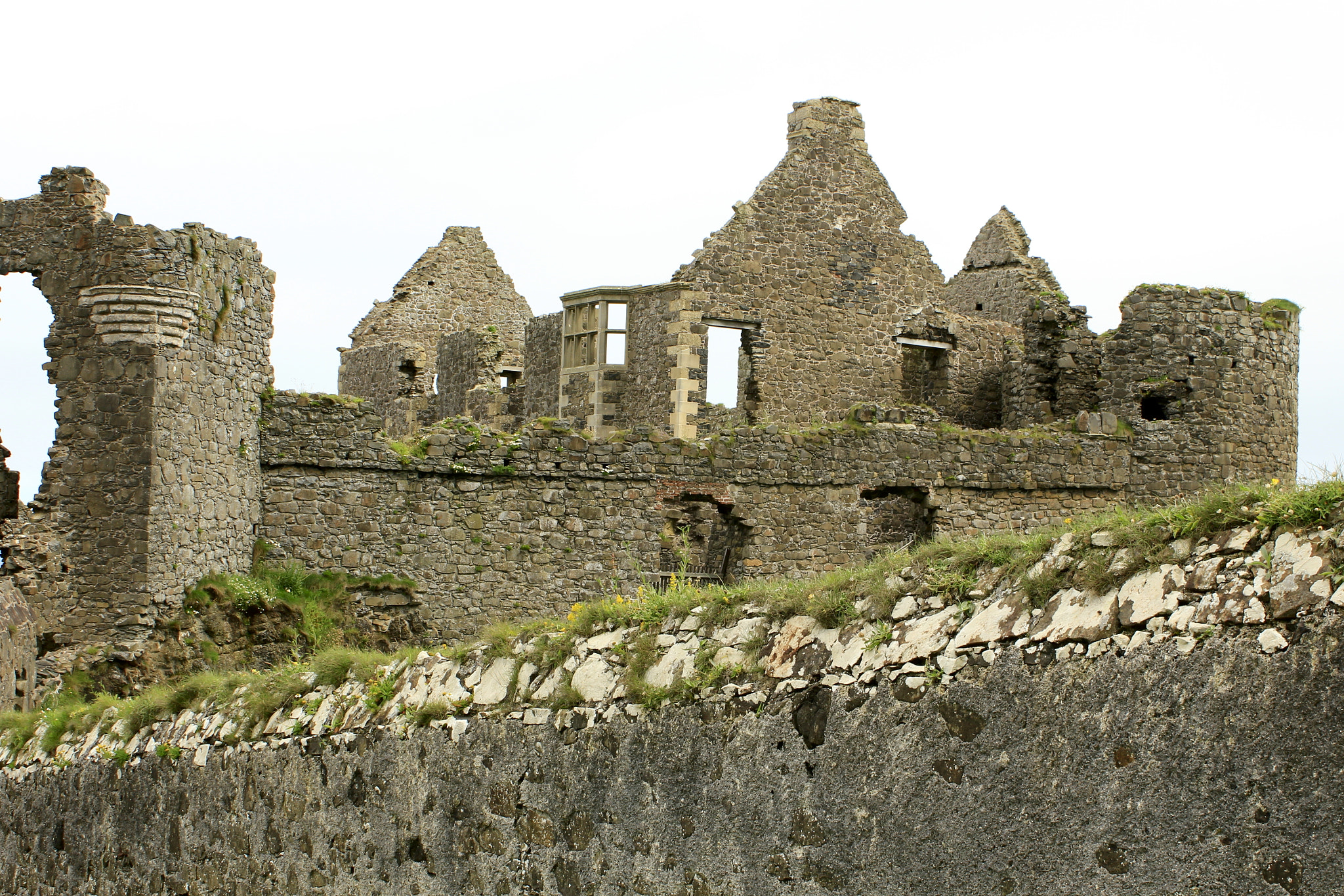 Canon EOS 550D (EOS Rebel T2i / EOS Kiss X4) + Canon EF-S 18-55mm F3.5-5.6 IS sample photo. Dunluce castle center photography