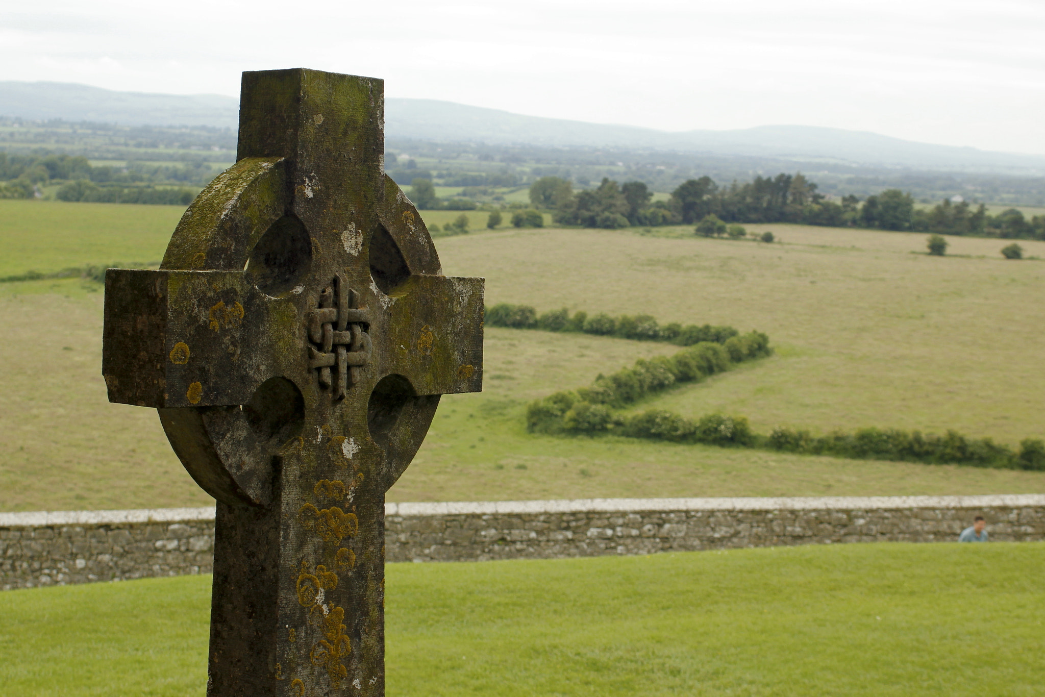 Canon EOS 550D (EOS Rebel T2i / EOS Kiss X4) sample photo. Celtic cross countryside photography