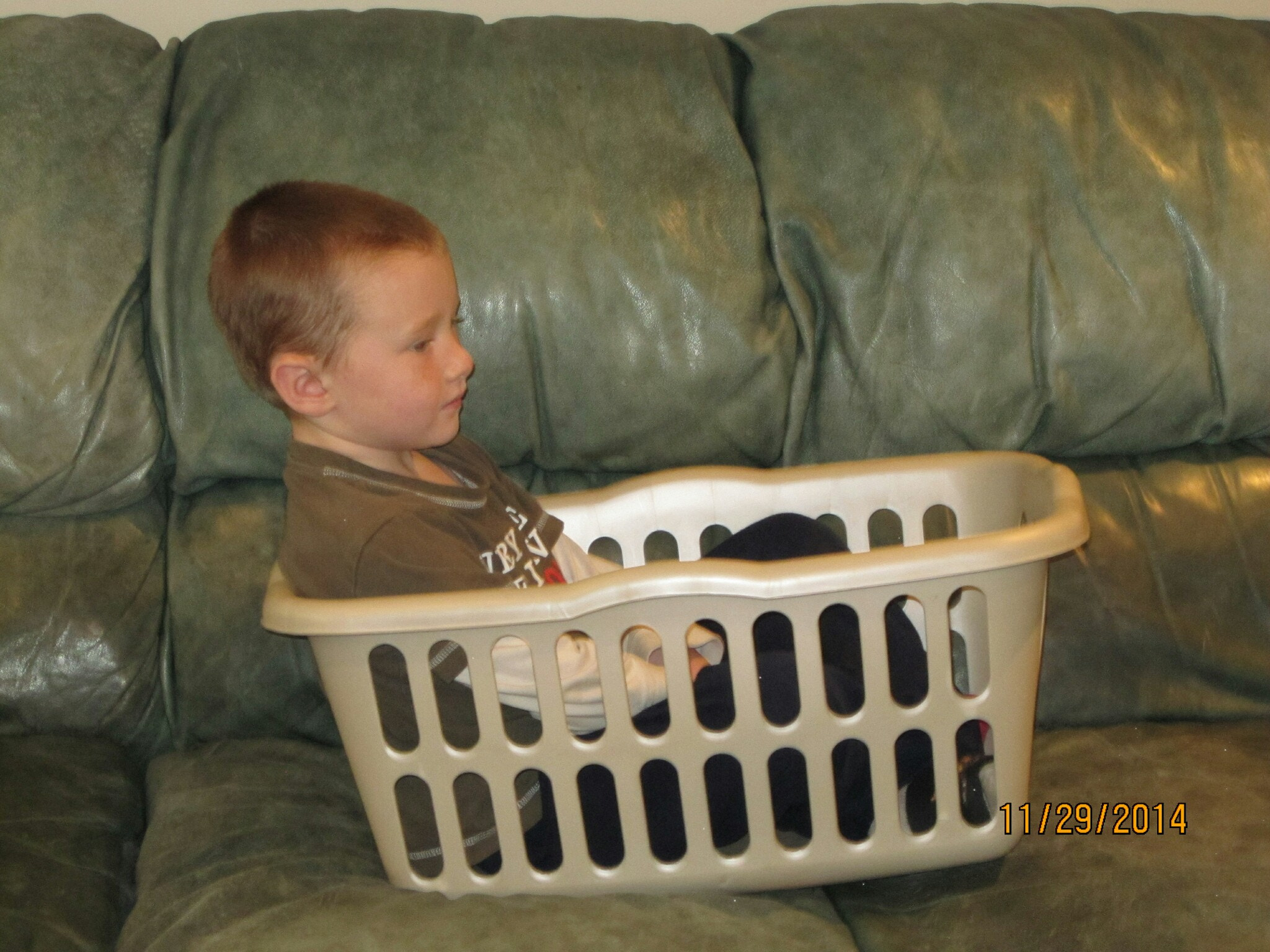 Canon PowerShot SD780 IS (Digital IXUS 100 IS / IXY Digital 210 IS) sample photo. Watching tv photography