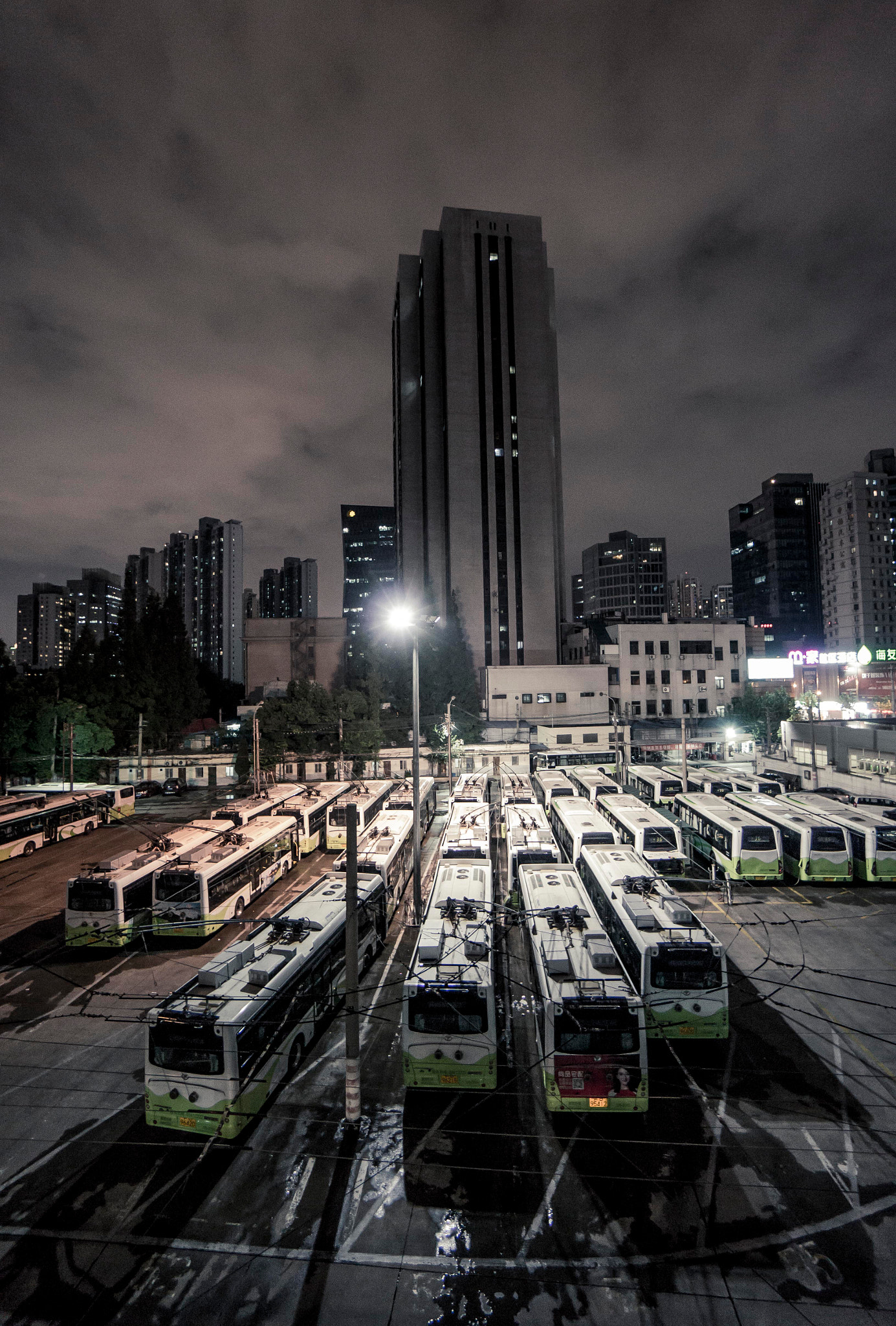 Sony Alpha NEX-6 + Sony E 10-18mm F4 OSS sample photo. Night bus station photography