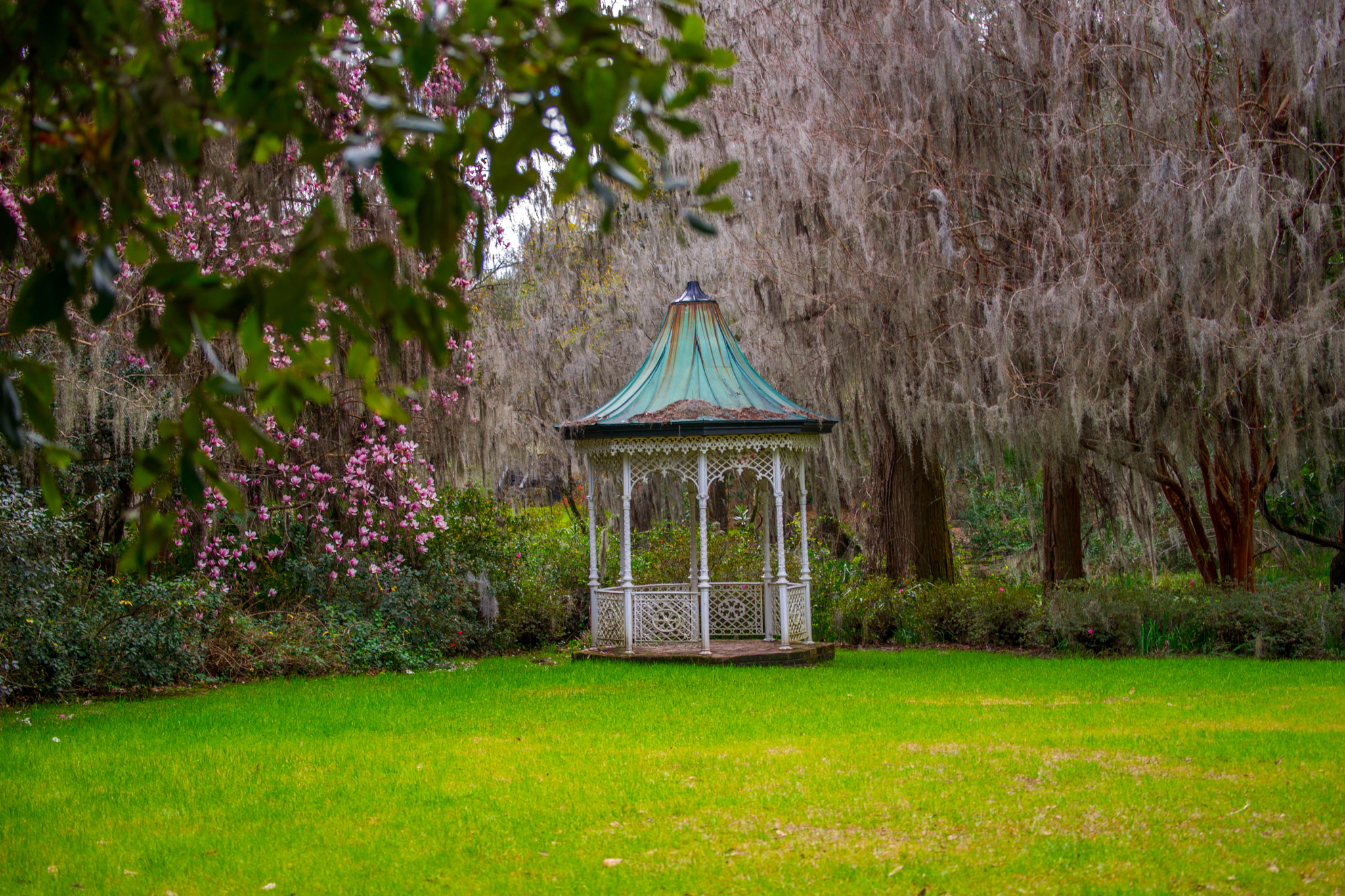 Sony 70-300mm F4.5-5.6 G SSM sample photo. Gazebo photography