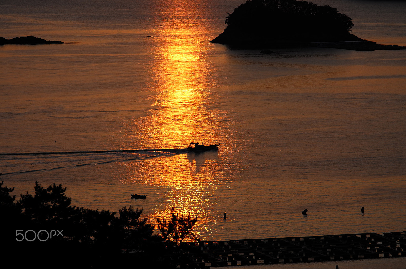 Vario-Elmar-T  1:3.5-4.5 / 55-135 ASPH. sample photo. Fishing boat in golden hour photography