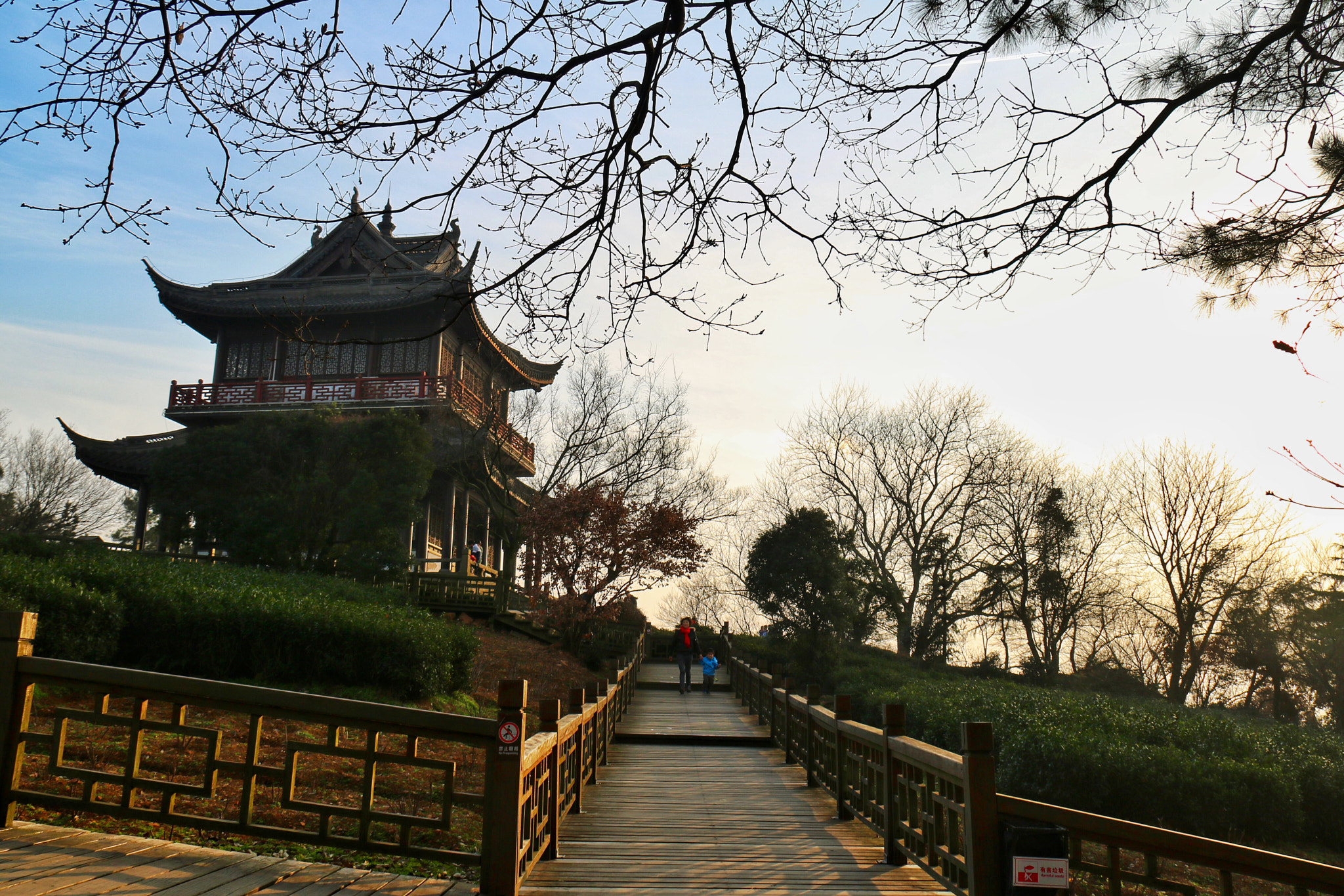 Canon EF-S 18-200mm F3.5-5.6 IS sample photo. Palace photography