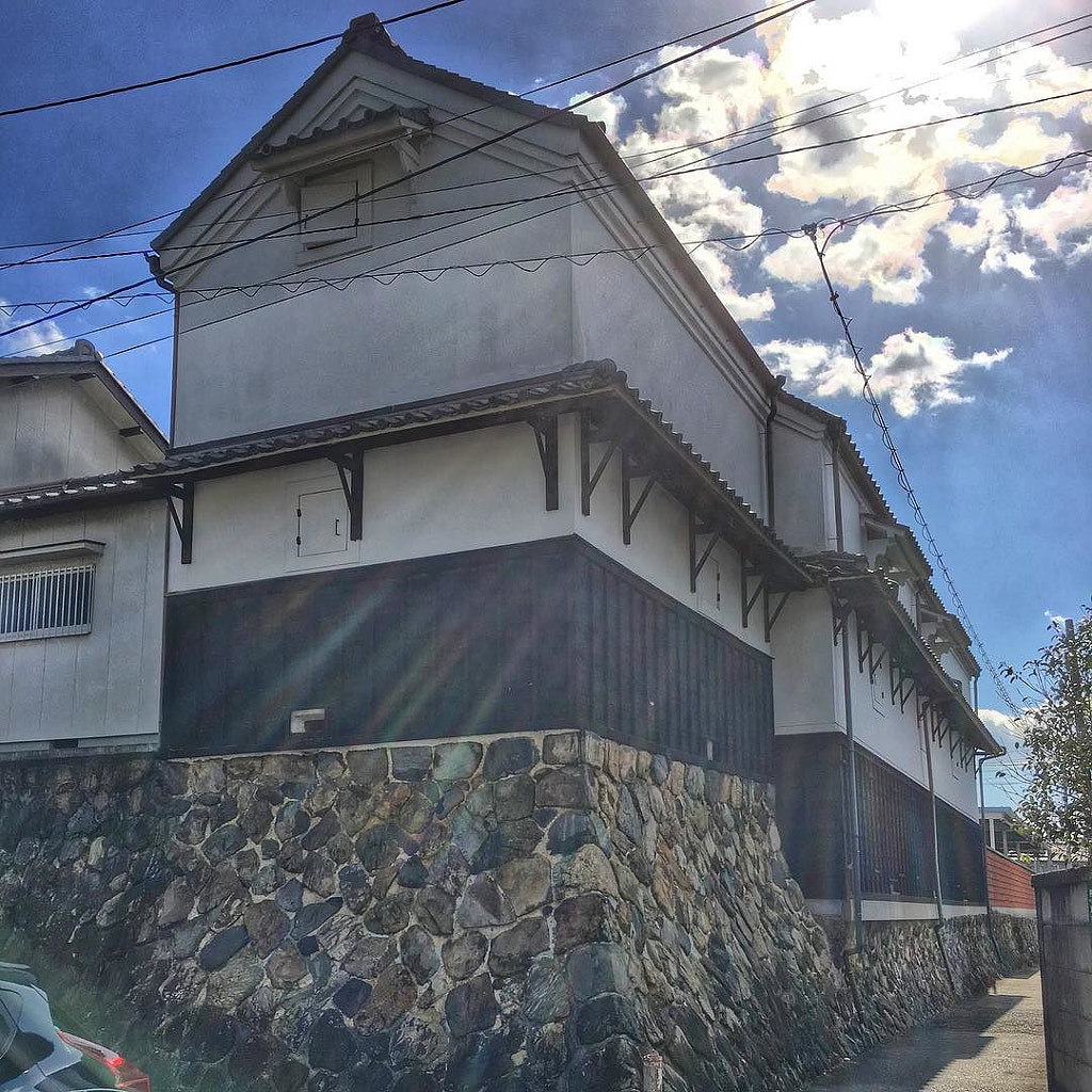 東春酒造の蔵式水屋 名古屋市守山区の東春酒造には城郭のように石積みして土蔵を連ねた蔵式水屋が残っている 東春酒造 東龍 蔵式水屋 酒蔵