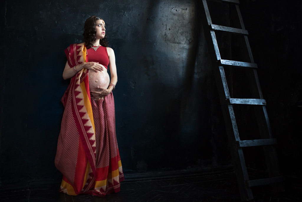 The pregnant woman with henna tattoo by Volodymyr Melnyk on 500px.com