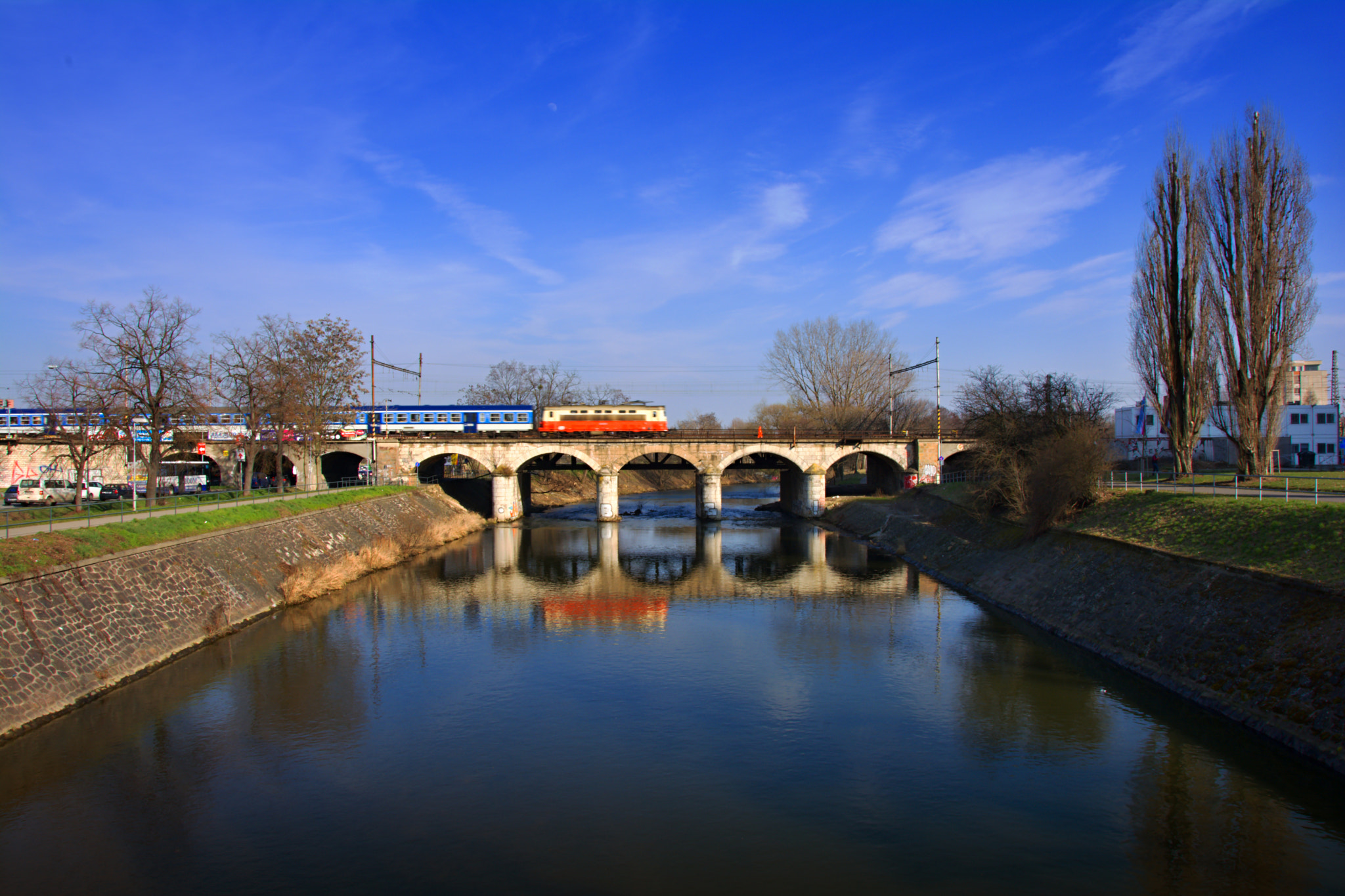 18.00 - 105.00 mm f/3.5 - 5.6 sample photo. Reflection on water (bridge) photography