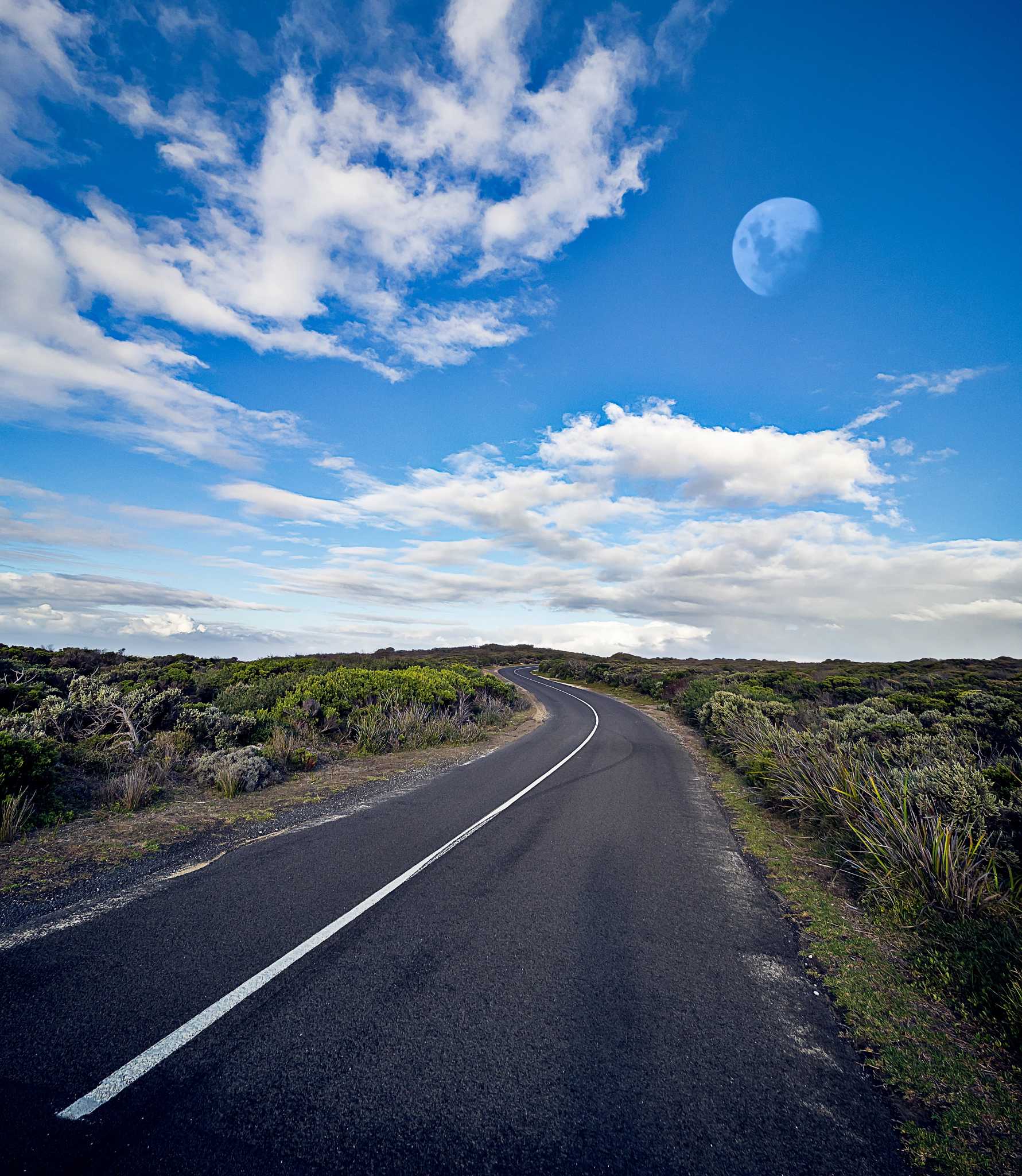 Olympus OM-D E-M10 + Olympus M.Zuiko Digital ED 7-14mm F2.8 PRO sample photo. The road to the moon photography