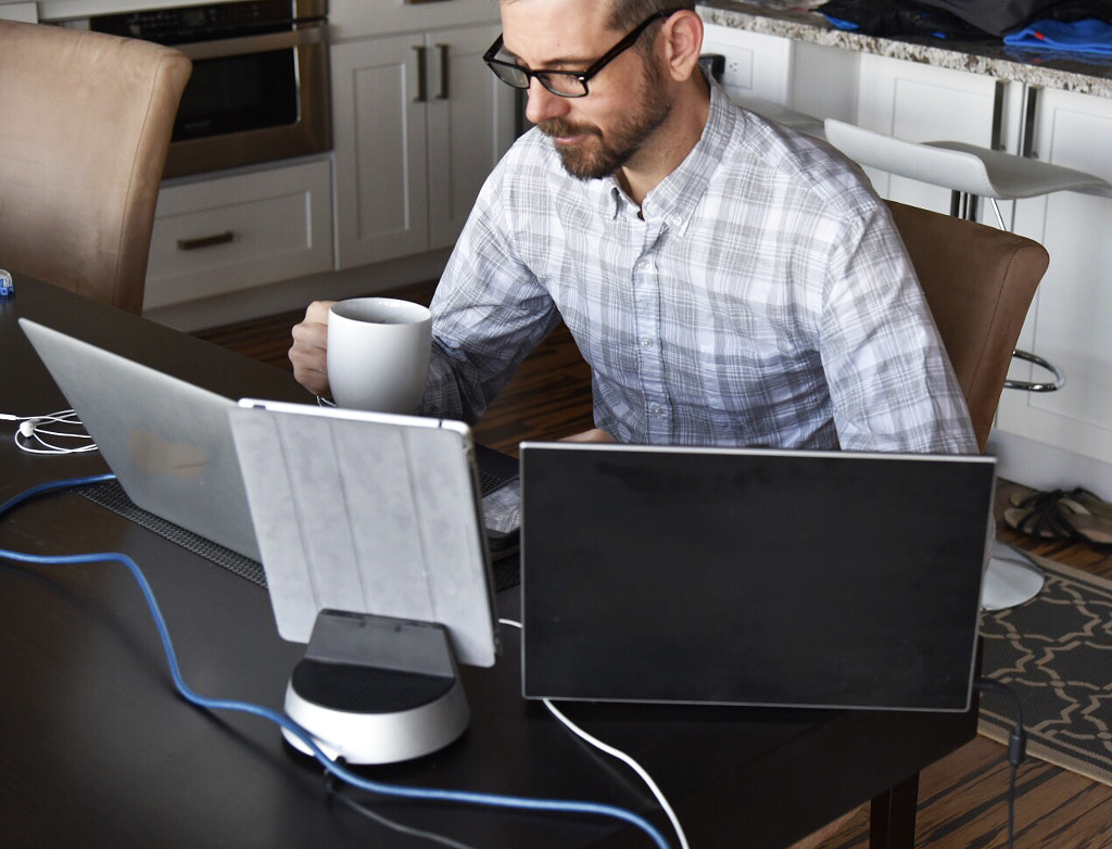 Staying connected with technology by Rick Lawrence on 500px.com