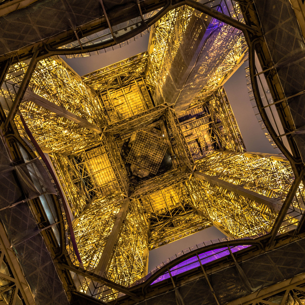 Sous la jupe de la dame de fer by Sébastien on 500px.com