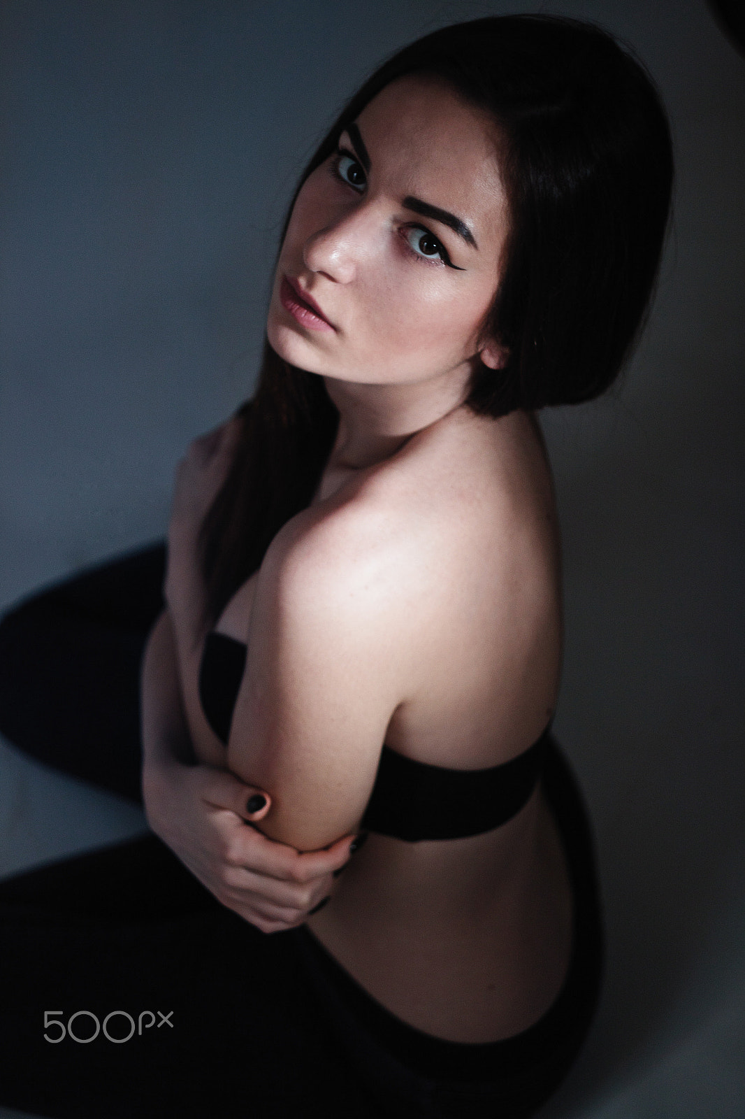 Canon EF 35-80mm f/4-5.6 sample photo. Shoulder glance photography