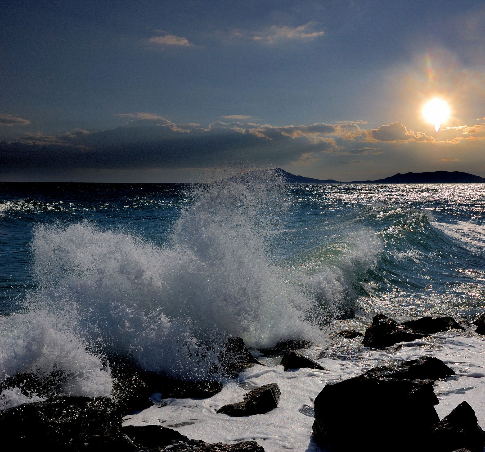 Nikon D40 + Sigma 18-50mm F2.8 EX DC Macro sample photo. Surf on the cliff photography