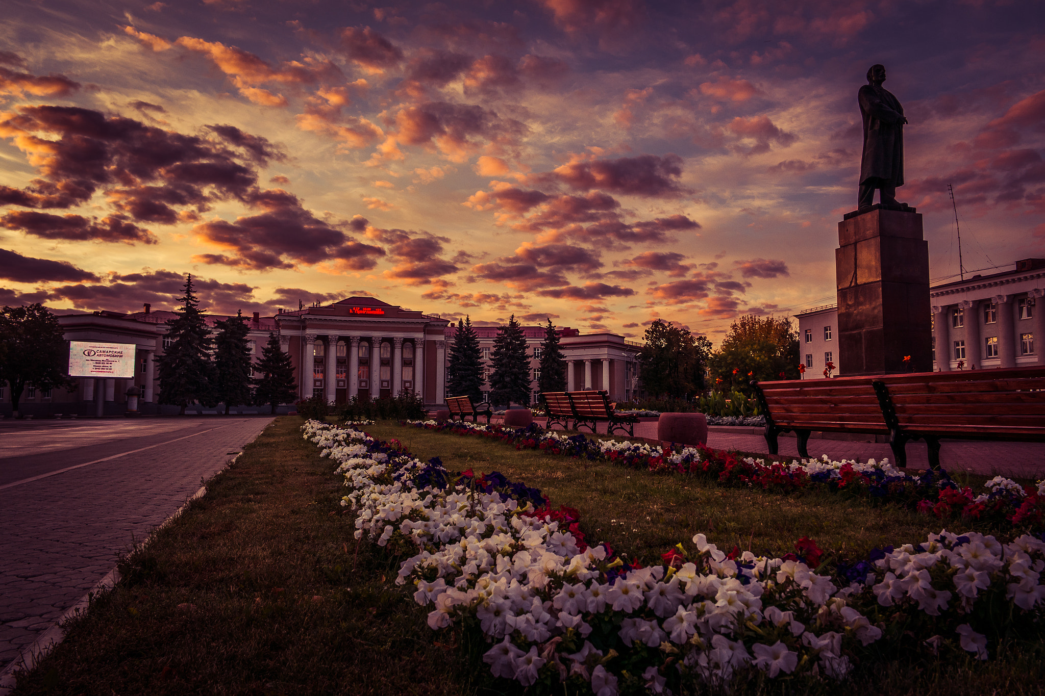 Samsung NX1000 + Samsung NX 16mm F2.4 Pancake sample photo. Good city photography