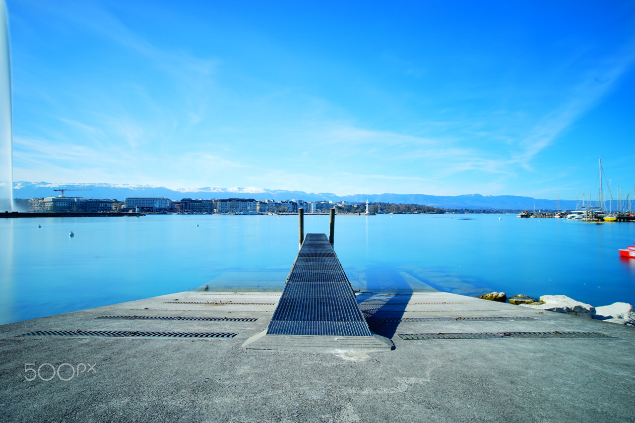 Sony a7 + Sigma 20mm F1.8 EX DG Aspherical RF sample photo. Saturday walk around the lake - geneva photography