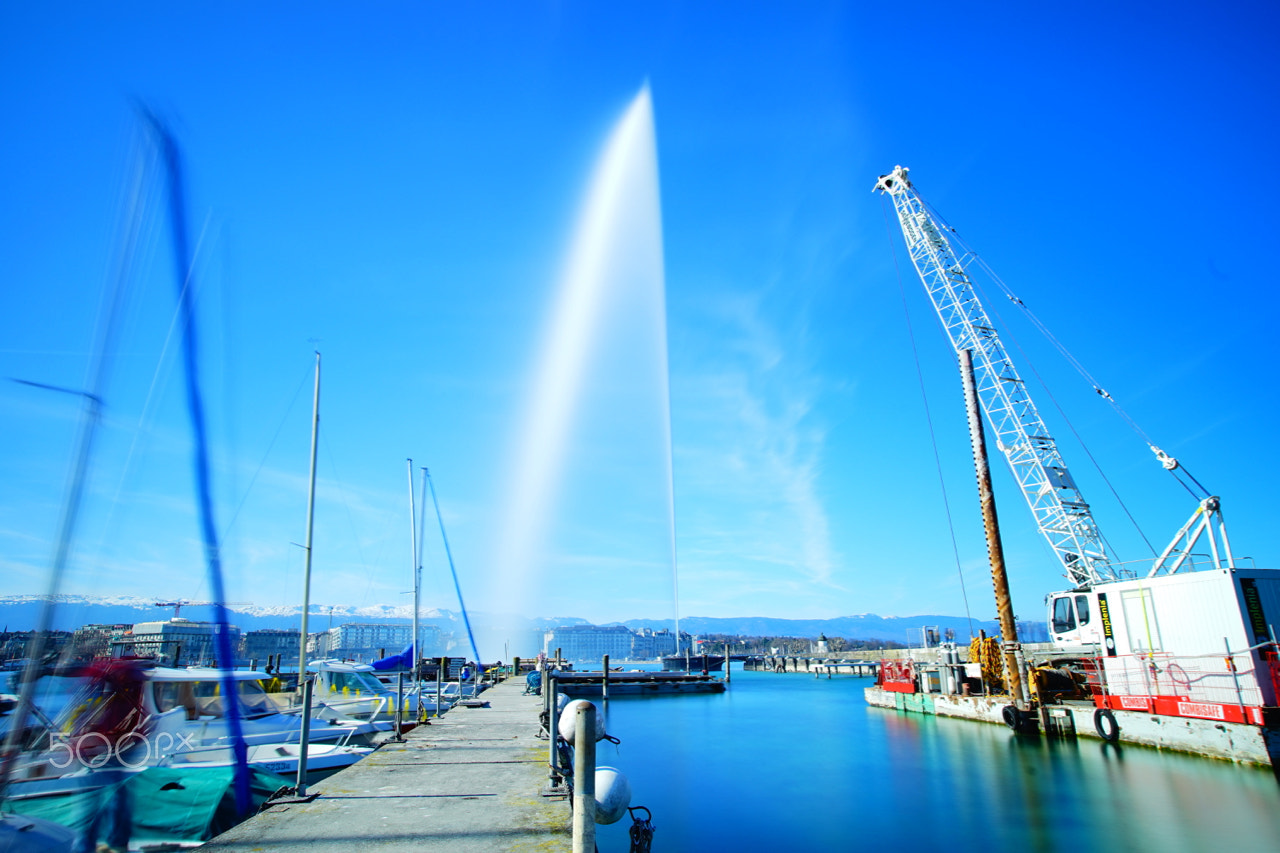 Sony a7 + Sigma 20mm F1.8 EX DG Aspherical RF sample photo. Saturday walk around the lake - geneva photography