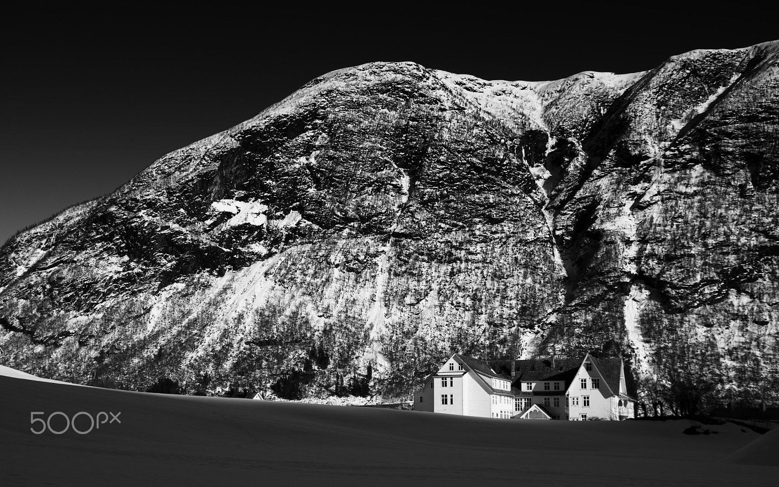 Pentax smc DA* 16-50mm F2.8 ED AL (IF) SDM sample photo. Hotel mundal in winter (b&w edition) photography