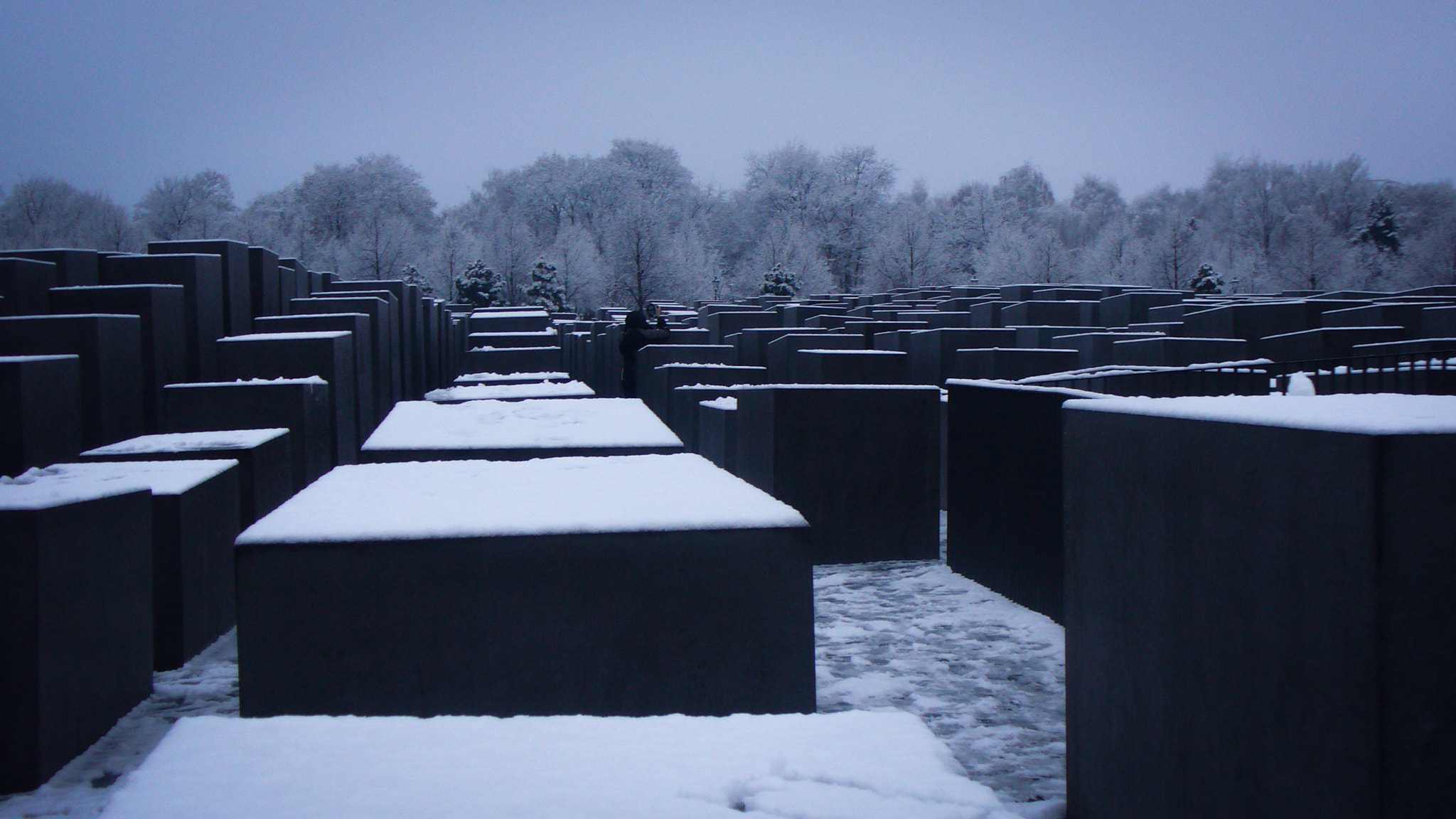 Panasonic DMC-LZ5 sample photo. Berlin holocaust memorial covered in snow photography