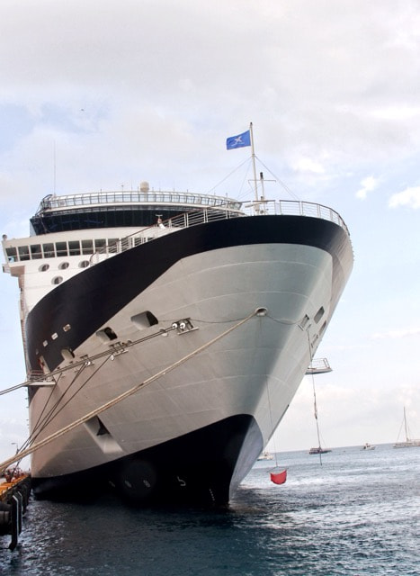 Canon EF-S 18-200mm F3.5-5.6 IS sample photo. Ship docked in jamaica photography