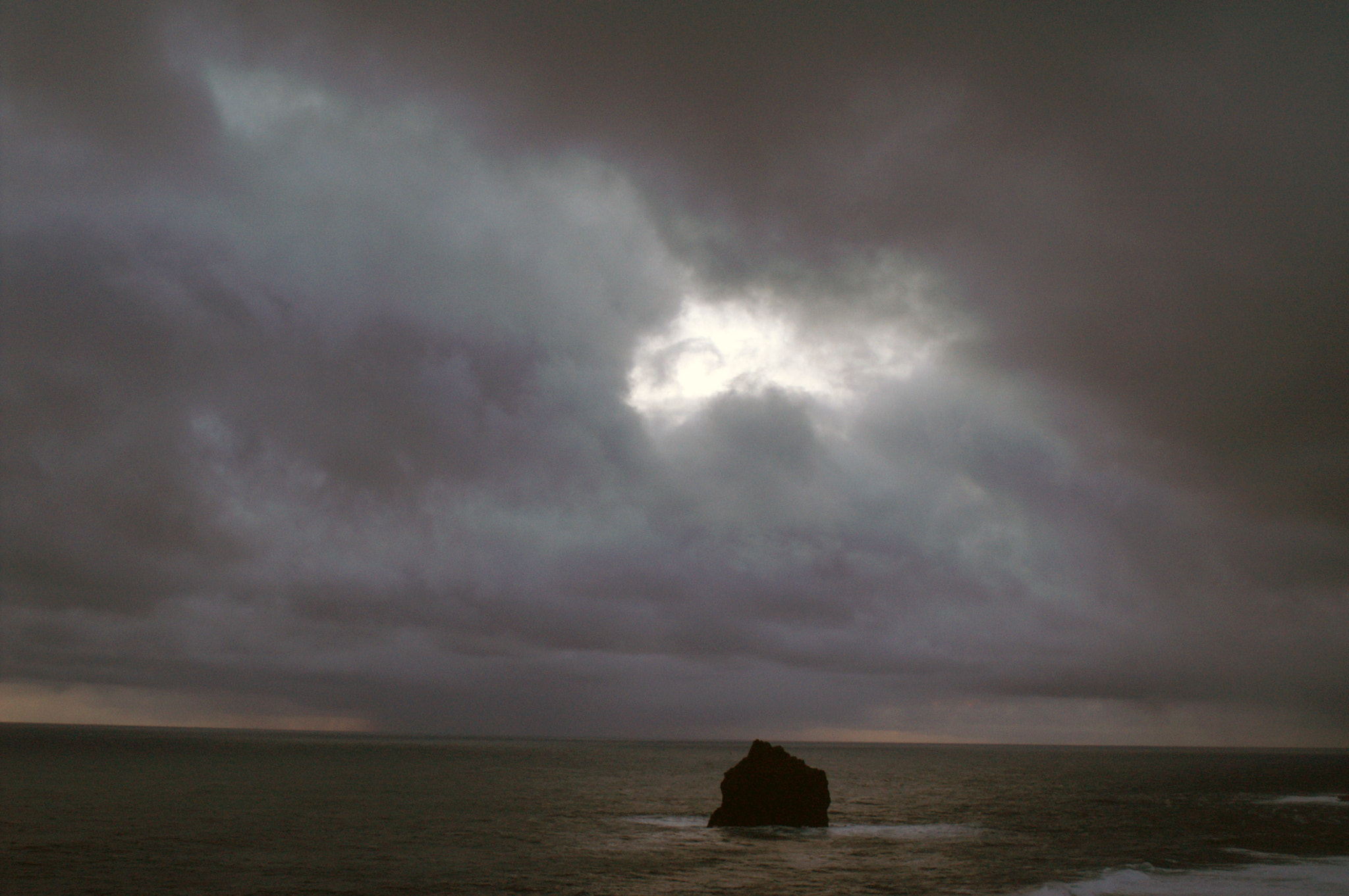 KONICA MINOLTA MAXXUM 5D sample photo. A lone rock photography