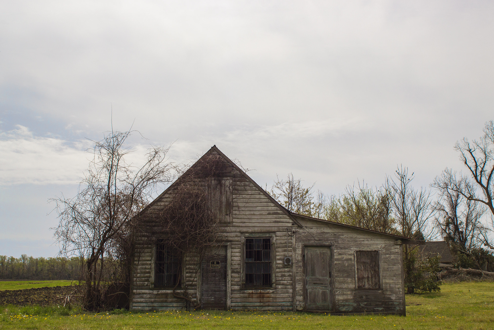 Canon EOS 600D (Rebel EOS T3i / EOS Kiss X5) + Canon EF 24mm F2.8 sample photo. Forgotten homes photography