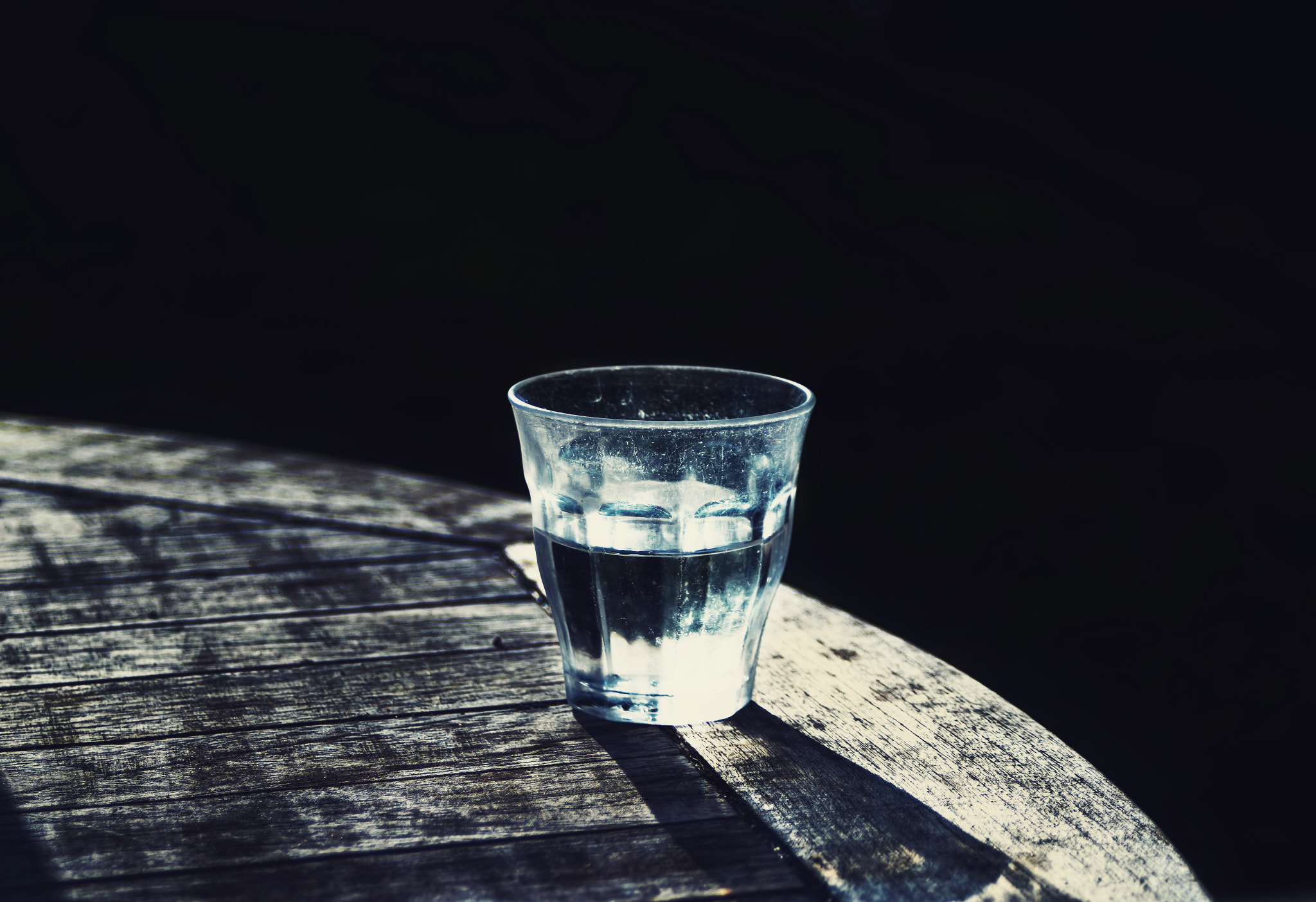 AF Zoom-Nikkor 35-70mm f/3.3-4.5 N sample photo. Glass of water photography