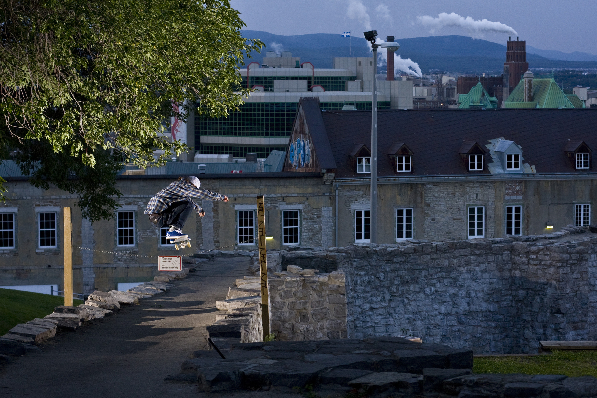 Canon EOS 40D + Canon EF 50mm f/1.8 sample photo. Fence jumping in quebec's old artillery park photography