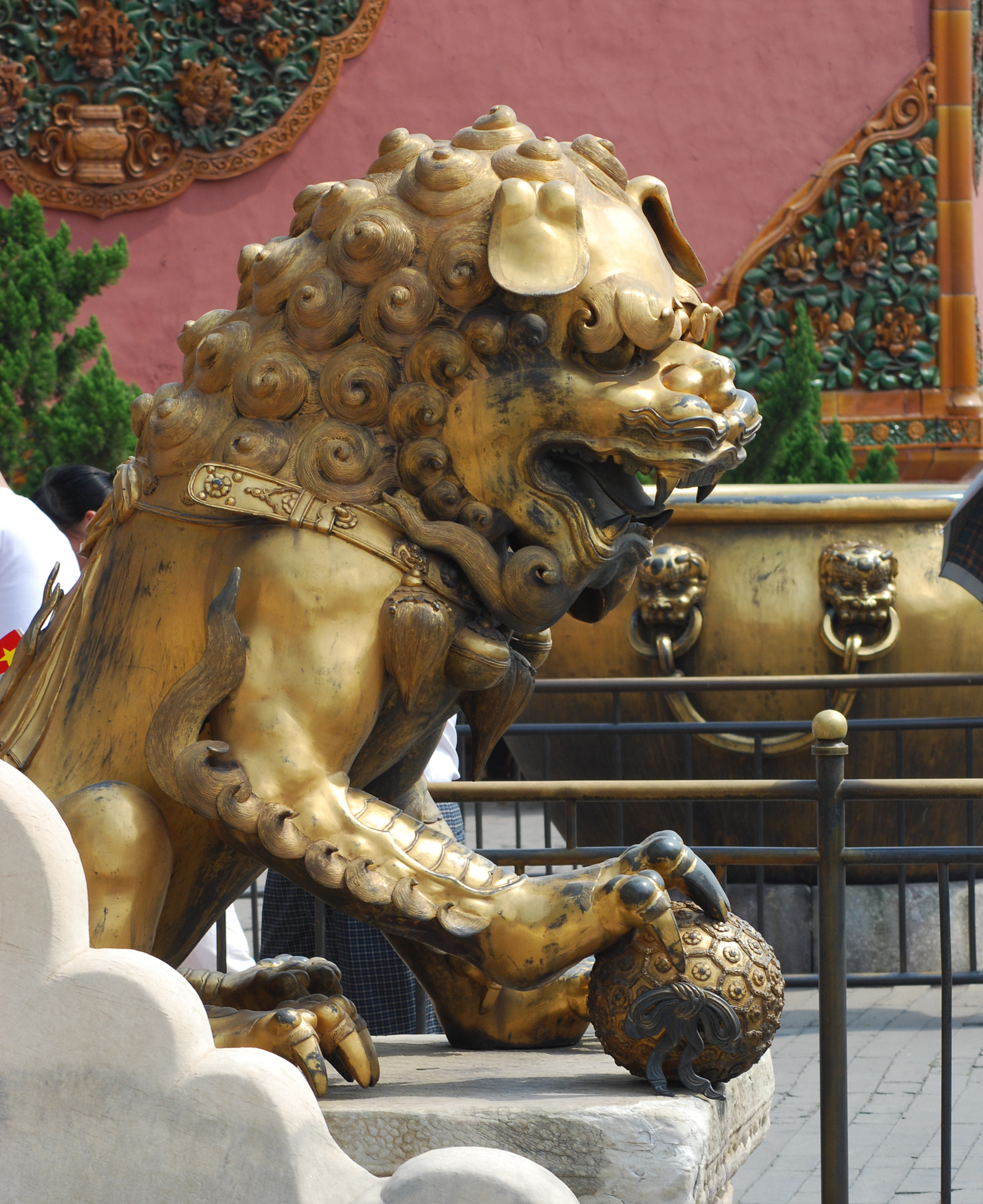 Nikon AF Nikkor 70-300mm F4-5.6G sample photo. Lion sculpture photography
