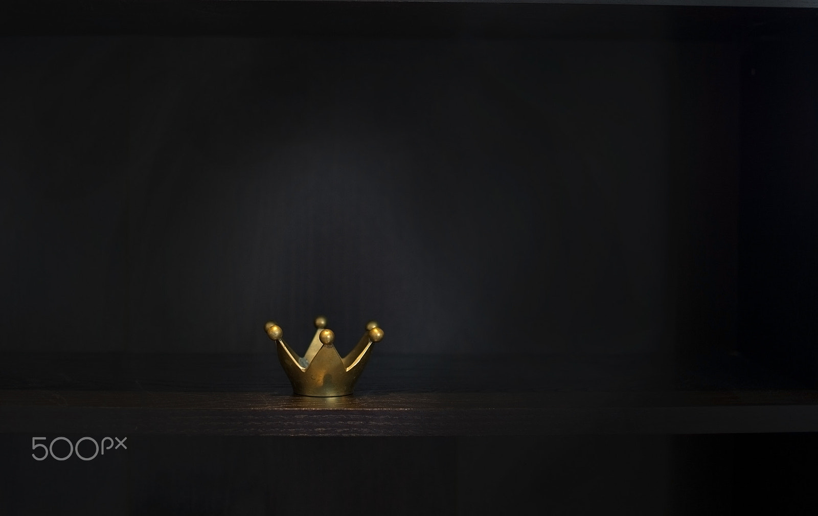 Nikon D7100 + AF-S Nikkor 35mm f/1.8G sample photo. Gold metal crown photography