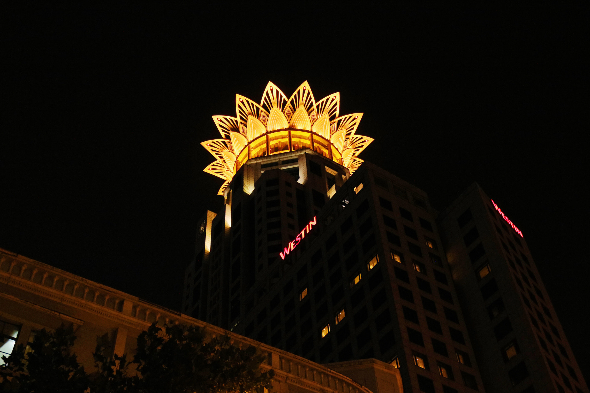 Canon EF-S 18-200mm F3.5-5.6 IS sample photo. City night photography