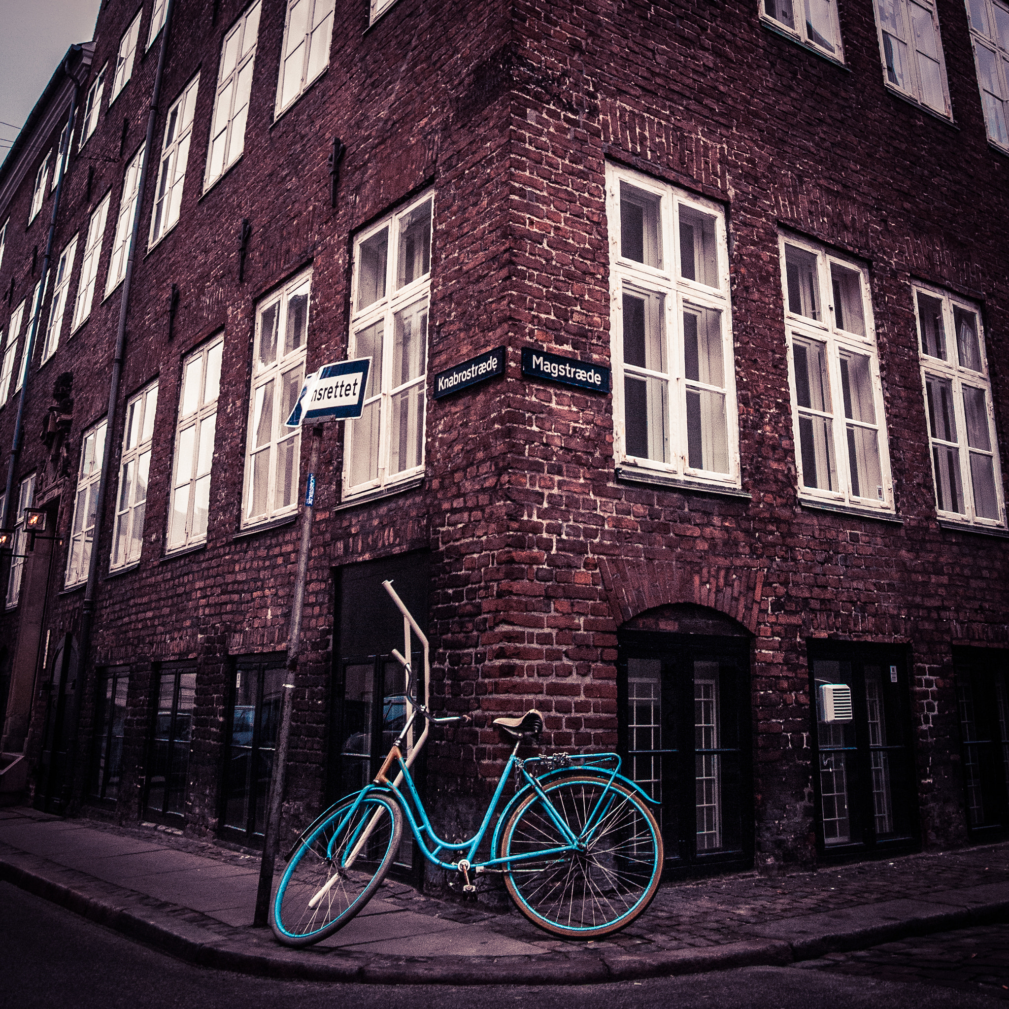 Nikon D200 + Sigma 17-70mm F2.8-4.5 DC Macro Asp. IF sample photo. Blue bike photography