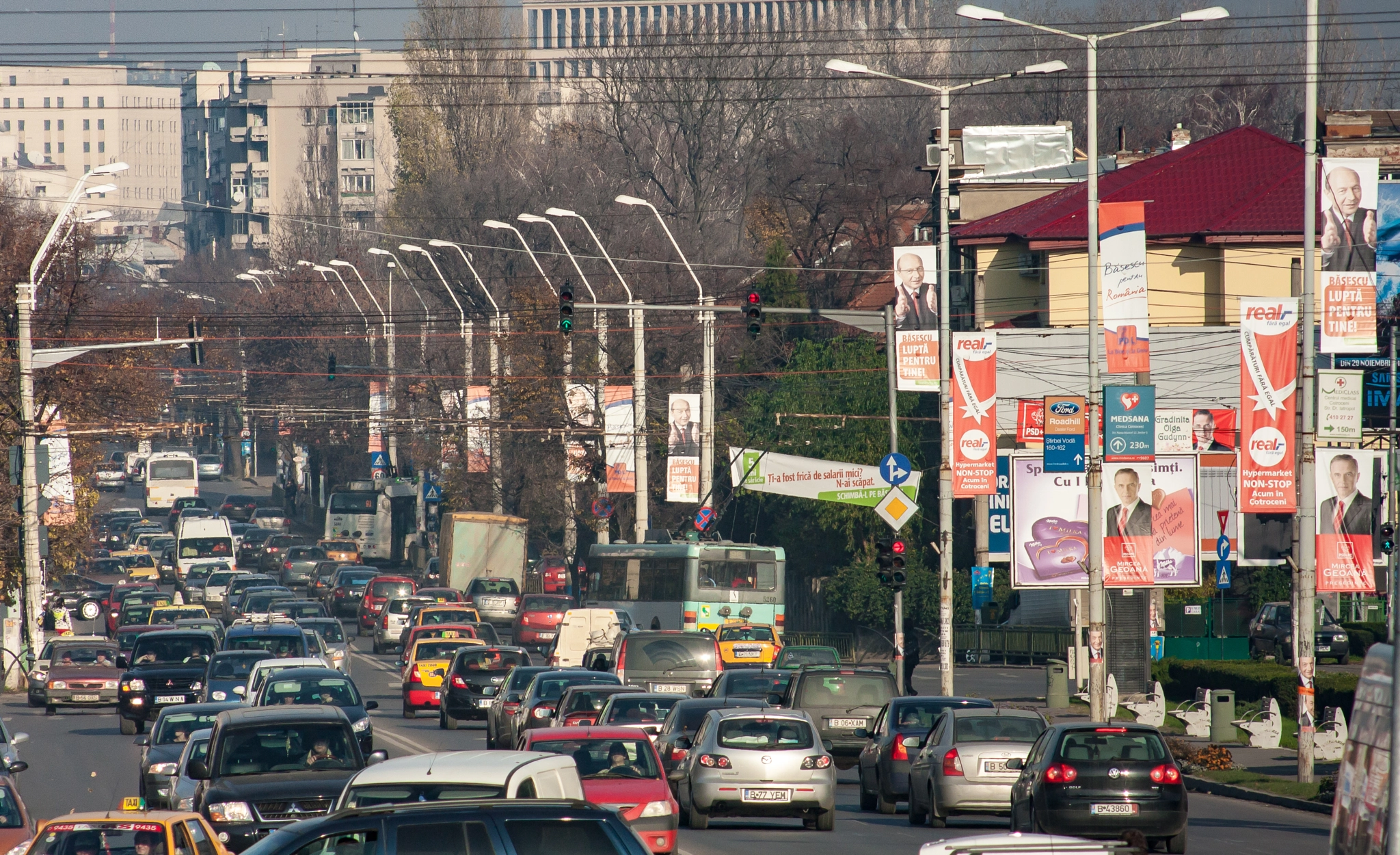 Canon EF 100-300mm F4.5-5.6 USM sample photo. Busy day in bucuresti photography
