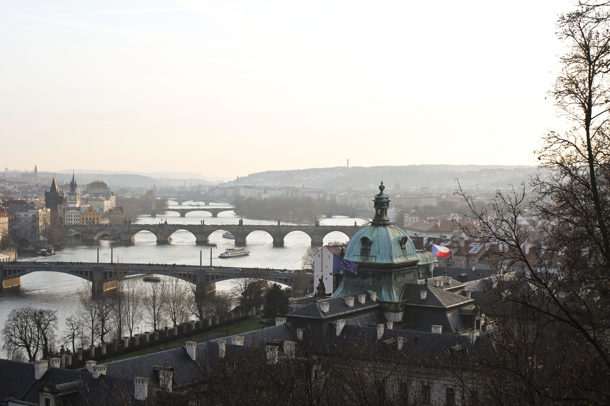 Canon EOS 550D (EOS Rebel T2i / EOS Kiss X4) + Canon EF 35mm F2 sample photo. Prague photography